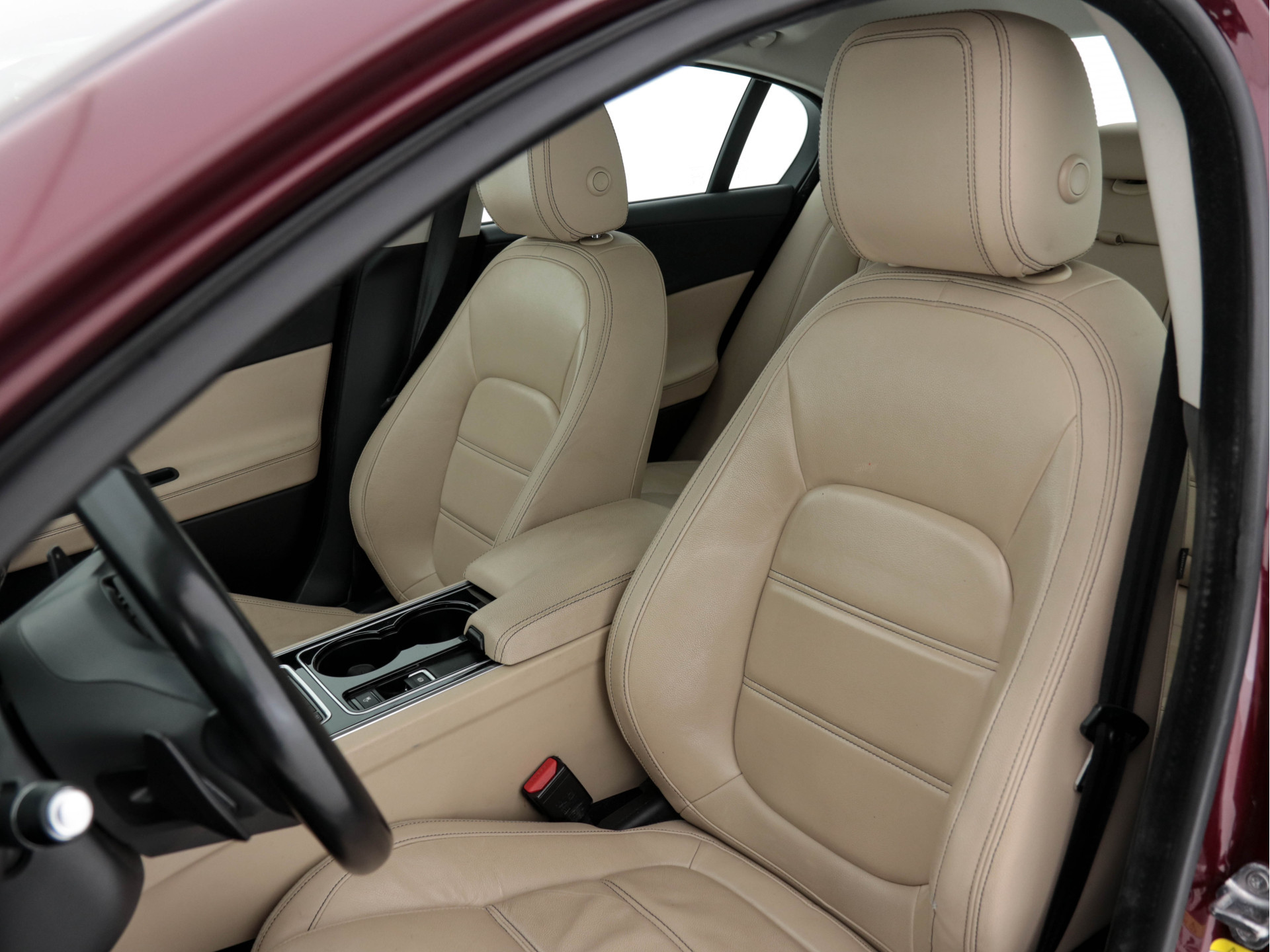 Jaguar XE 2.0 D Portfolio (INCL-BTW) Aut. *LEATHER | NAVI-FULLMAP | BI-XENON | CAMERA | ECC | COMFORT-SEATS | SHIFT-PADDLES | PDC | JAGUAR-AUDIO | CRUISE | LANE-ASSIST | TOWBAR | 18"ALU*