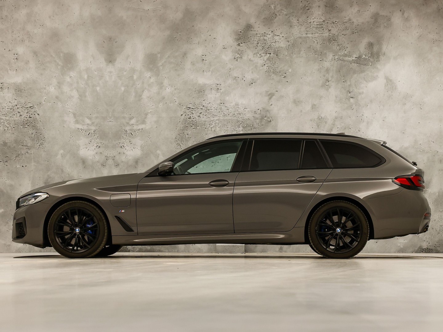 BMW 5 Serie 530e M Sport High Executive 293Pk (PANORAMADAK, M PAKKET, LASER LED, HEAD-UP DISPLAY, 360 CAMERA, MEMORY SEATS, HARMAN/KARDON, TREKHAAK ELEKTRISCH, STOELVERWARMING ACHTER, DISPLAY KEY, NIEUWSTAAT)