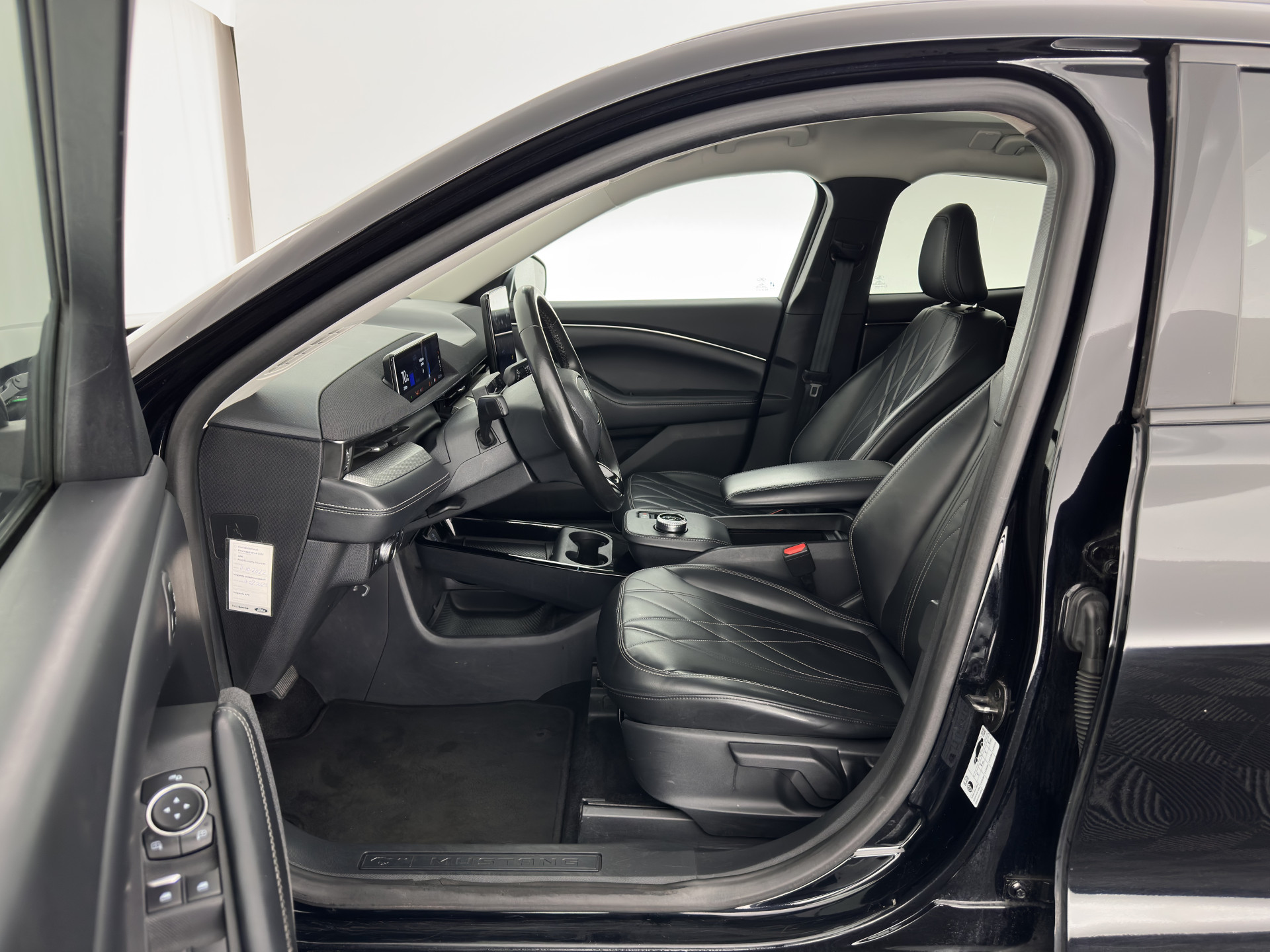 Ford Mustang Mach-E RWD 75 kWh (3-Fase) (INCL-BTW) Aut. *LEATHER | FULL-LED | DAB | DIGI-COCKPIT | KEYLESS | NAVI-FULLMAP | CARPLAY | HEATED-COMFORTSEATS | TOPVIEW | ADAPTIVE-CRUISE | PRIVACY-GLASS | 18'' ALU*