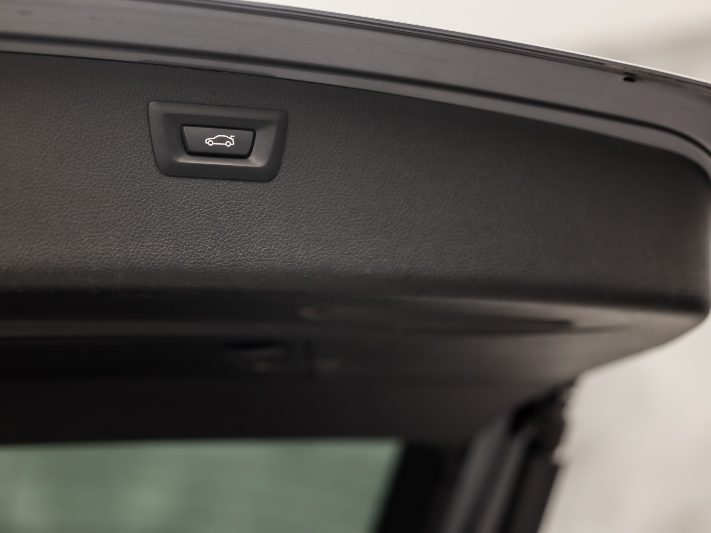 BMW 3 Serie 320i M Sport High Executive 184Pk Automaat (GROOT NAVI, DEALER ONDERHOUDEN, CLIMATE, LEDER, STOELVERWARMING, SPORTSTOELEN, PARKEERSENSOREN, GETINT GLAS, NIEUWSTAAT)