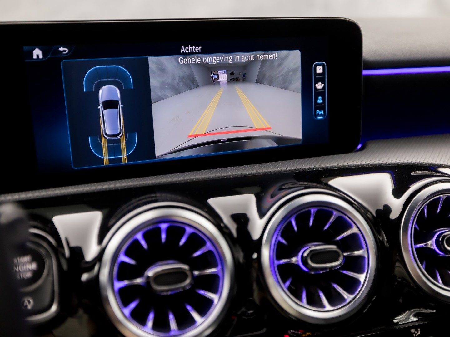 Mercedes-Benz A-Klasse 180 AMG Line Automaat (FABRIEKSGARANTIE, APPLE CARPLAY, GROOT NAVI, SFEERVERLICHTING, CAMERA, KUIPSTOELEN, STOELVERWARMING, GETINT GLAS, NIEUWSTAAT)
