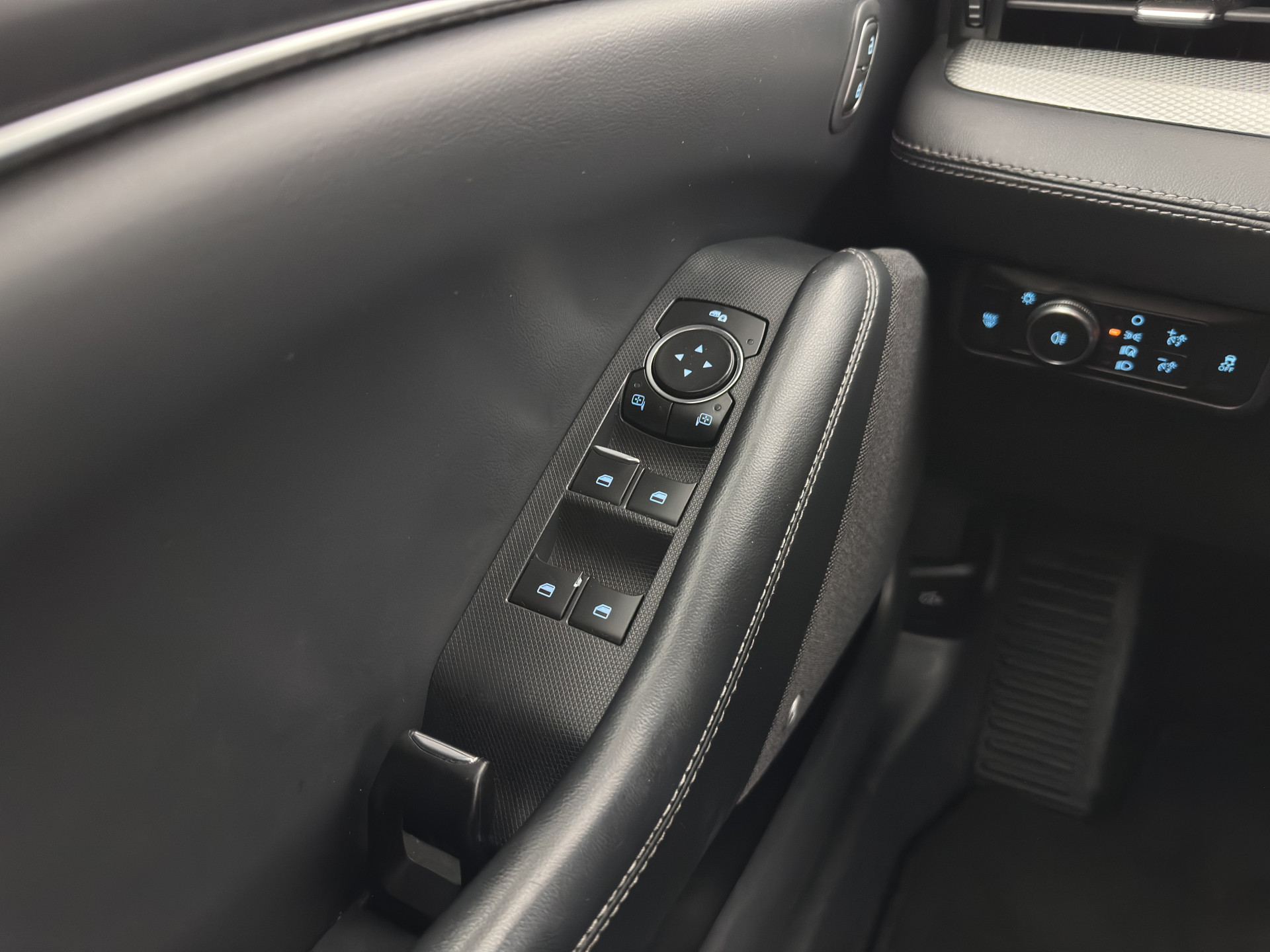 Ford Mustang Mach-E RWD 75 kWh (3-Fase) (INCL-BTW) Aut. *LEATHER | FULL-LED | DAB | DIGI-COCKPIT | KEYLESS | NAVI-FULLMAP | CARPLAY | HEATED-COMFORTSEATS | TOPVIEW | ADAPTIVE-CRUISE | PRIVACY-GLASS | 18'' ALU*