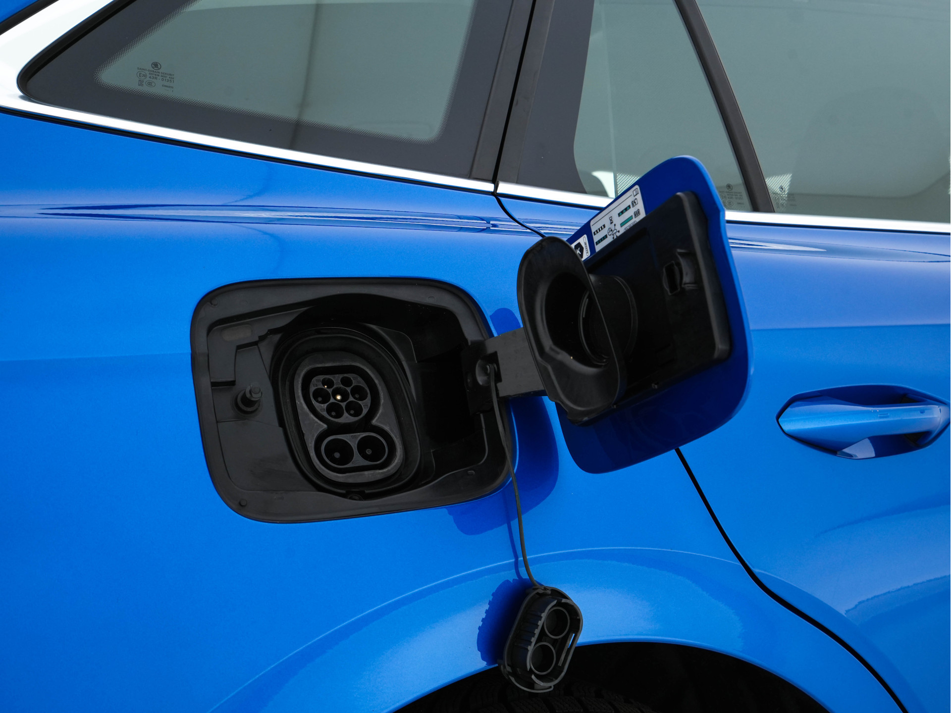 ŠKODA Enyaq iV 80 [ 3-Fase ] {SOH-88% } (INCL-BTW) *LEATHER-FABRIC | FULL-LED | DIGI-COCKPIT | CAMERA | KEYLESS | NAVI-FULLMAP | AMBIENT-LIGHT | ECC | HEATED-COMFORTSEATS | DAB+ | PDC | CRUISE | CARPLAY | TOWBAR | 19"ALU*