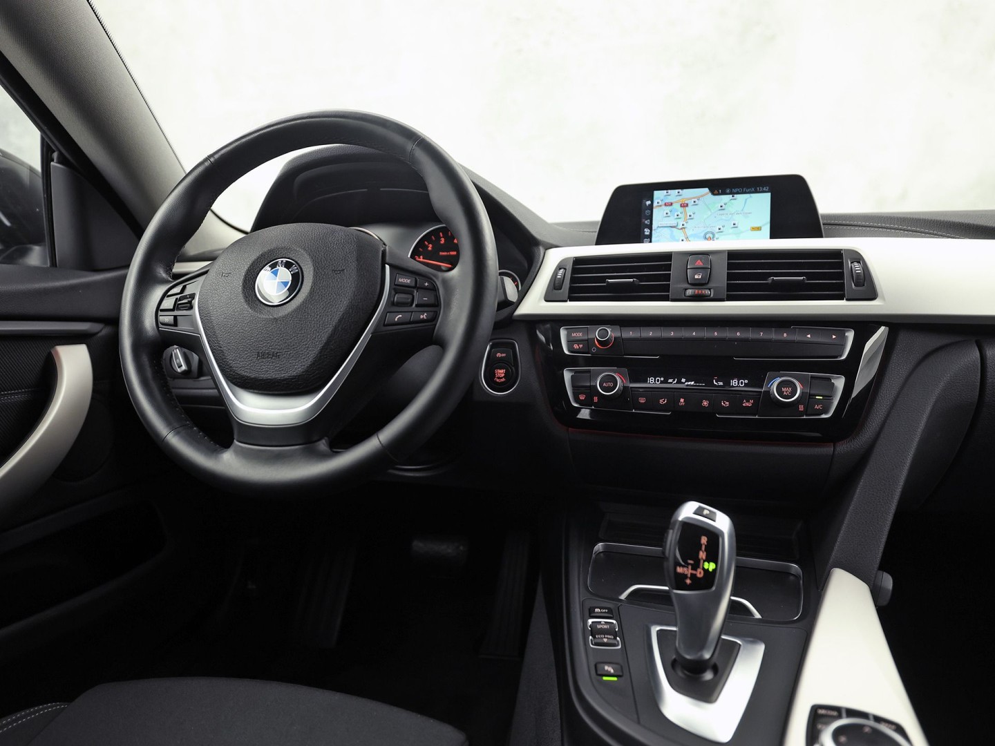 BMW 4-Serie Gran Coupe 418i Executive Sport Black Pack Automaat (NAP, DEALER ONDERHOUDEN, NAVIGATIE, CLIMATE, SPORTSTOELEN, PARKEERSENSOREN, CRUISE, FLIPPERS, NIEUWE APK, NIEUWSTAAT)