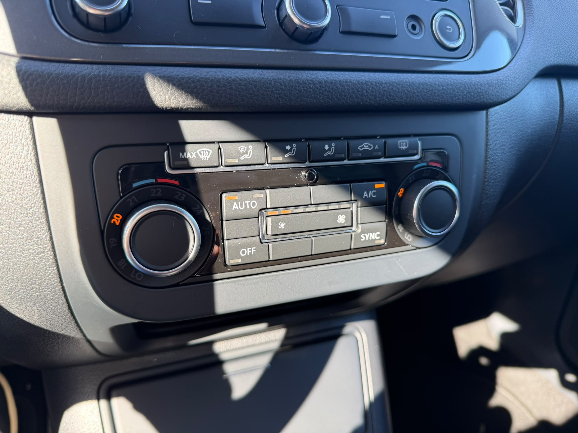Volkswagen Tiguan 1.4 TSI Sport&Style | 1E EIGENAAR |3/6/12 MND GARANTIE | NAVI | PDC | TREKHAAK | NL AUTO |