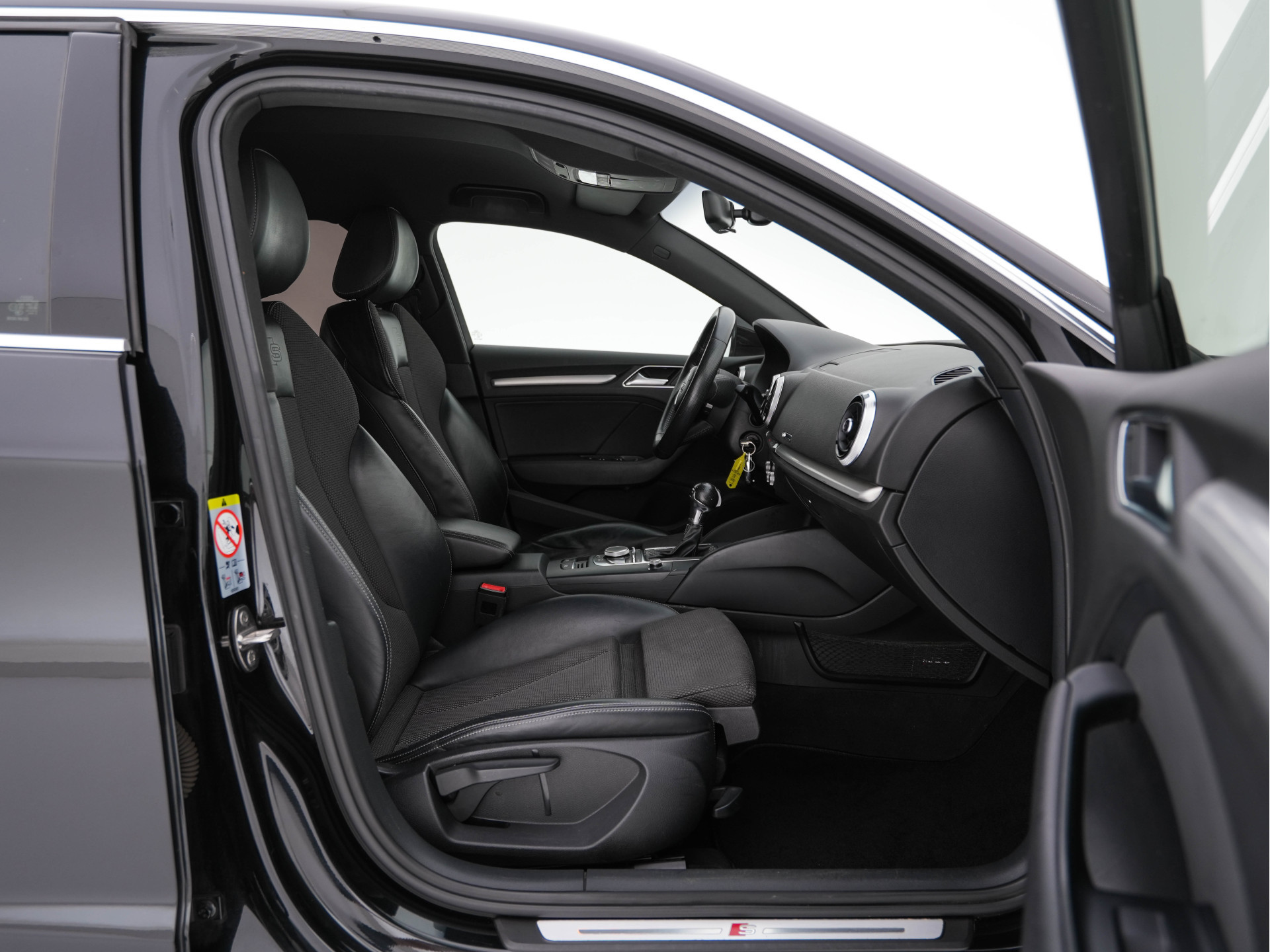 Audi A3 Sportback 1.5 TFSI CoD S-Line-Sportpack Edition Aut. *FULL-LED | LEATHER-FABRIC | NAVI-FULLMAP | SPORT-SEATS | AUDI-SOUND | ECC | PDC | PRIVACY-GLASS | CRUISE | 18''ALU*