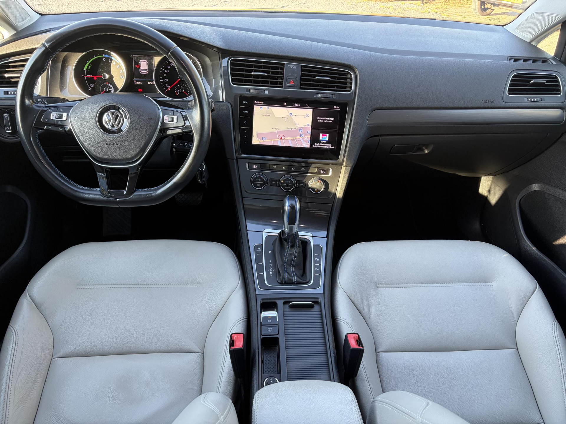 Volkswagen e-Golf e-Golf ✓SOH 88.57%✓Carplay✓Navi✓Leder✓Clima✓Cruise✓Pdc V+A✓LED✓16'' Lm velgen✓N.A.P✓Apk tot 02-2027
