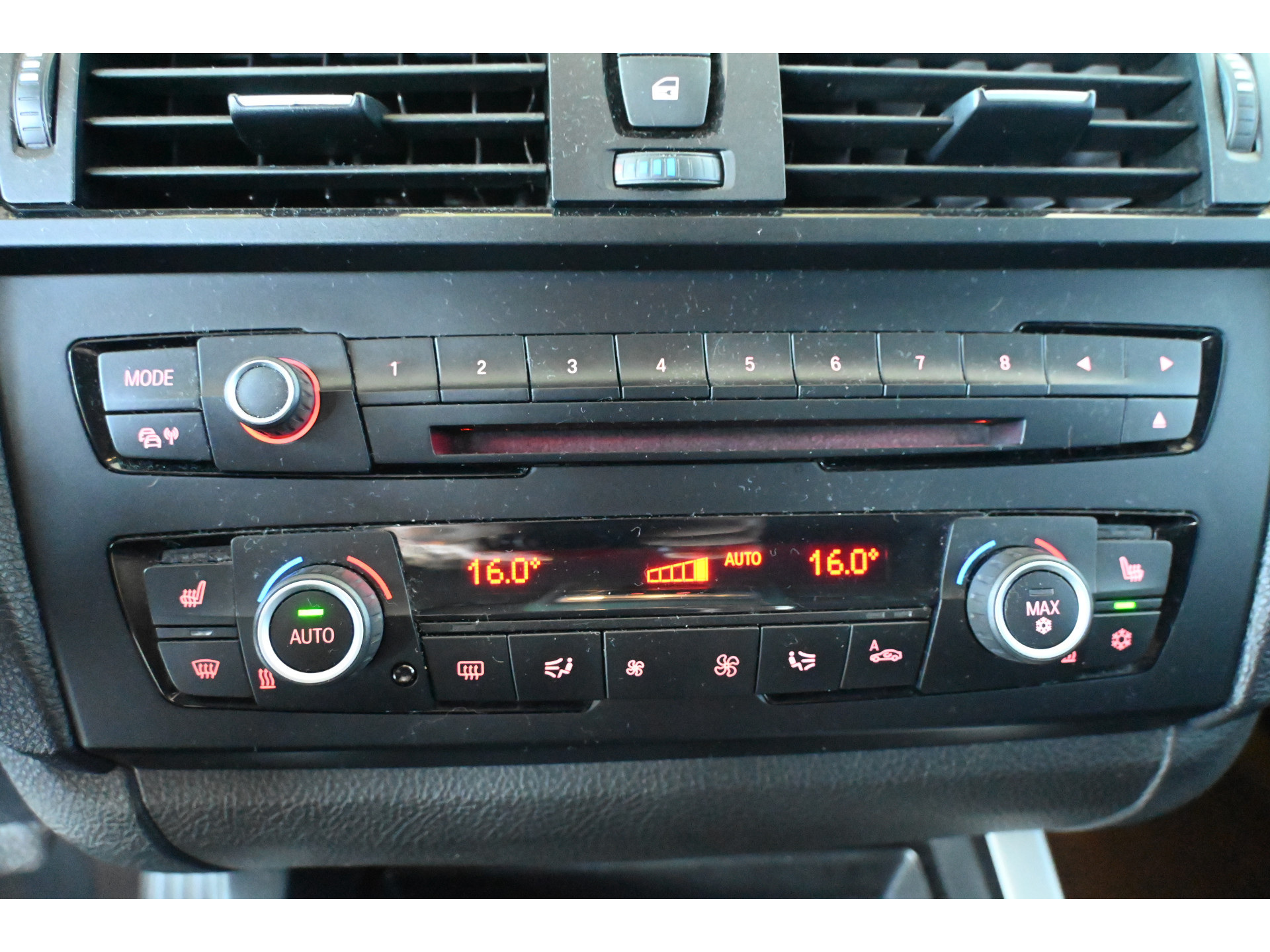 BMW 1-serie 116i Business+ Clima Cruise control Navigatie Xenon Stoelverwarming Inruil Mogelijk!