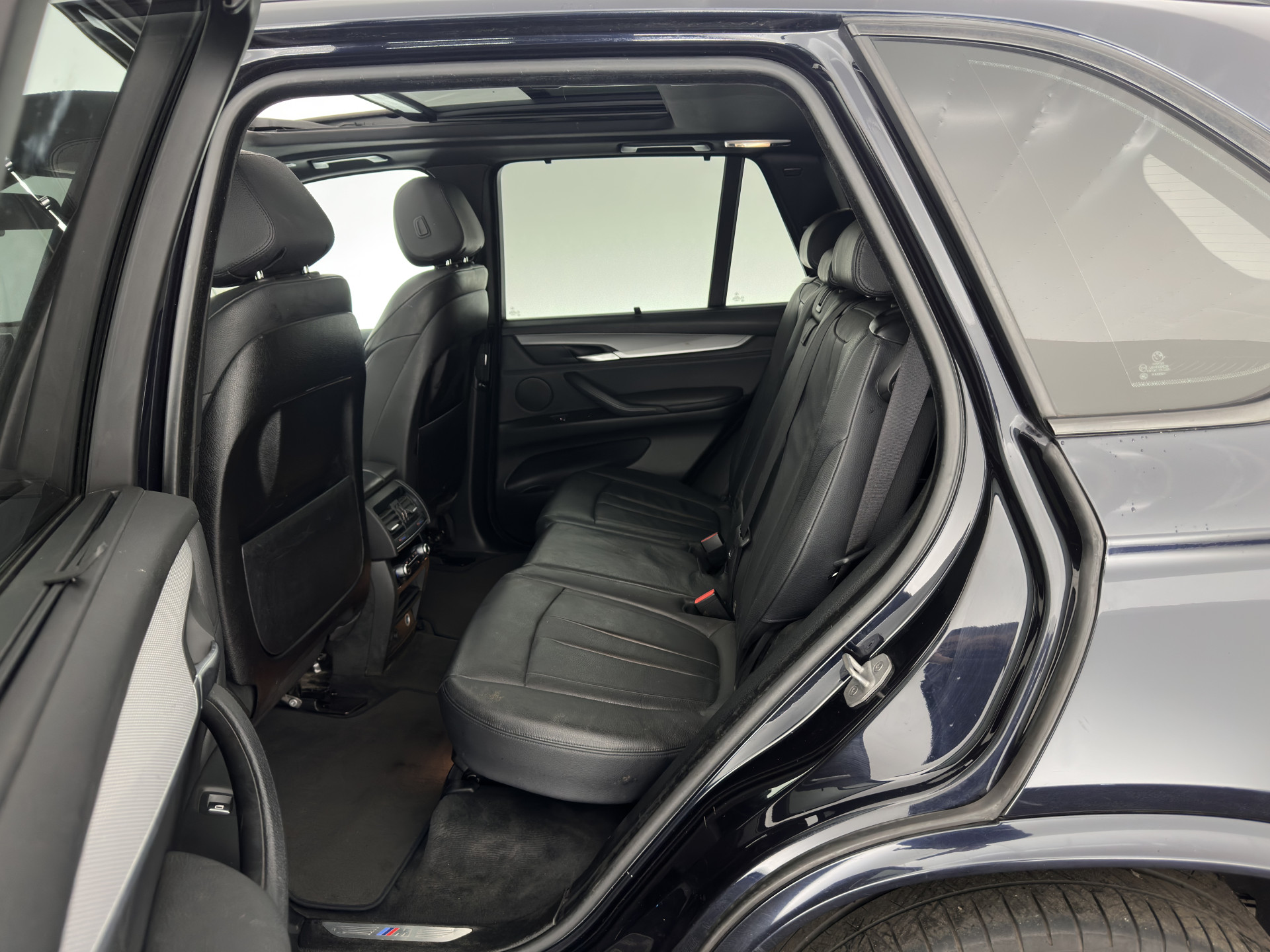 BMW X5 xDrive50i M-Sport High Executive [ 7-pers. ] Aut. *PANO | LUXURY-LEATHER | FULL-LED | HEAD-UP | MEMORY-PACK | DIGI-COCKPIT | KEYLESS | CAMERA | NAVI-FULLMAP | AMBIENT-LIGHT | HEATED-COMFORTSEATS | SHIFT-PADDLES | PRIVACY-GLASS | TOWBAR