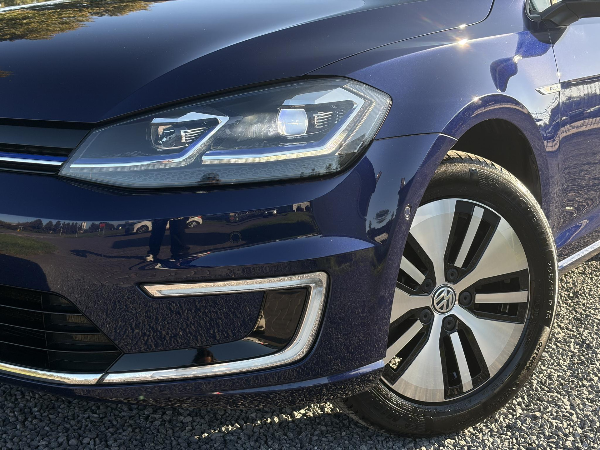 Volkswagen e-Golf e-Golf ✓SOH 88.57%✓Carplay✓Navi✓Leder✓Clima✓Cruise✓Pdc V+A✓LED✓16'' Lm velgen✓N.A.P✓Apk tot 02-2027
