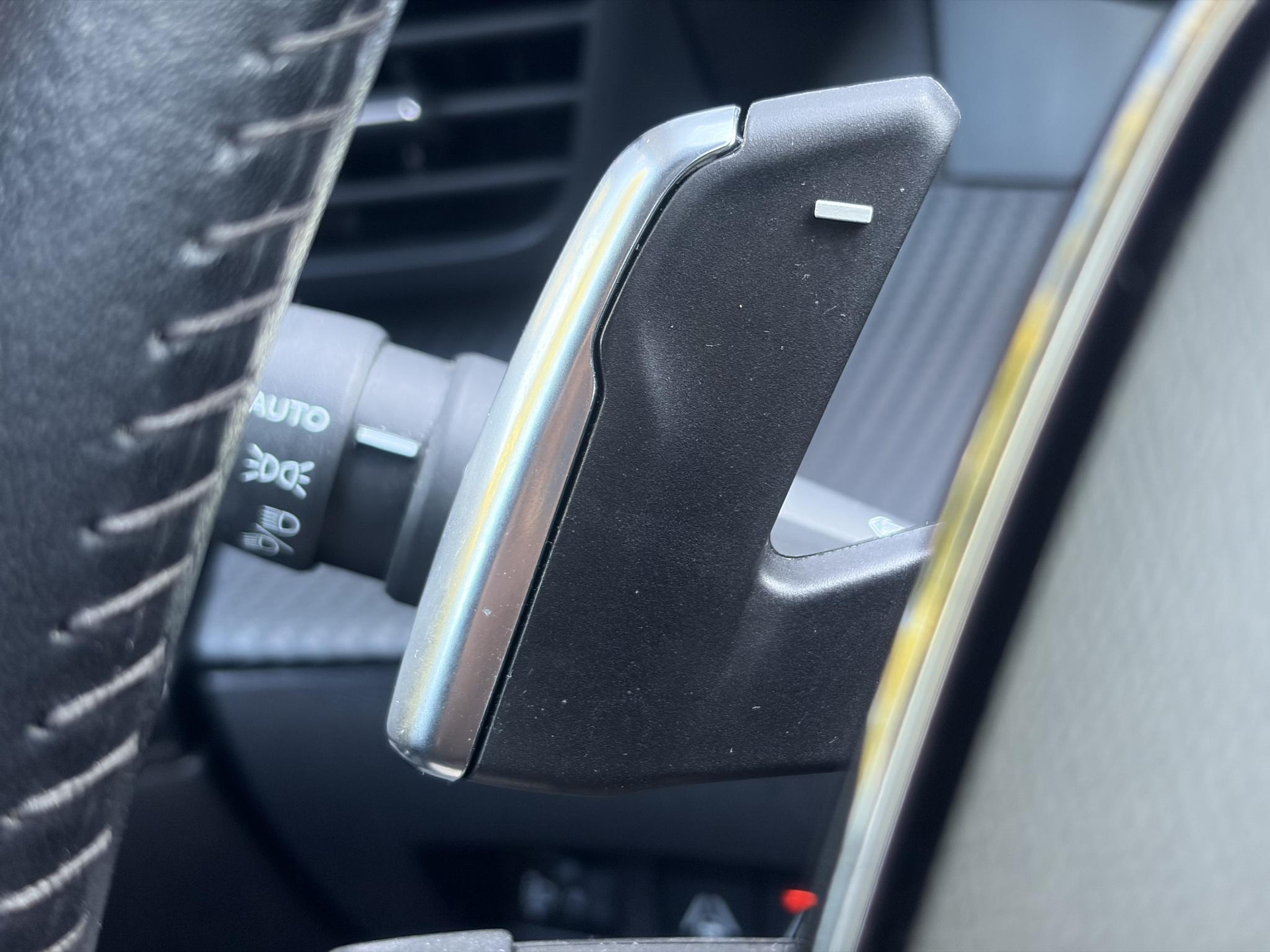 Peugeot 2008 1.2 PureTech Allure ✓Recent beurt gehad✓D-riem vv in 06-2025✓360° Camera✓Draadloze telefoonlader✓Carplay✓Keyless✓Automaat✓Trekhaak✓Halfleder✓Navi✓Clima✓Cruise✓131pk✓Lm velgen✓2e Eigenaar✓Pdc V+A✓Rijstrooksensor✓N.A.P✓Apk tot 04-2028