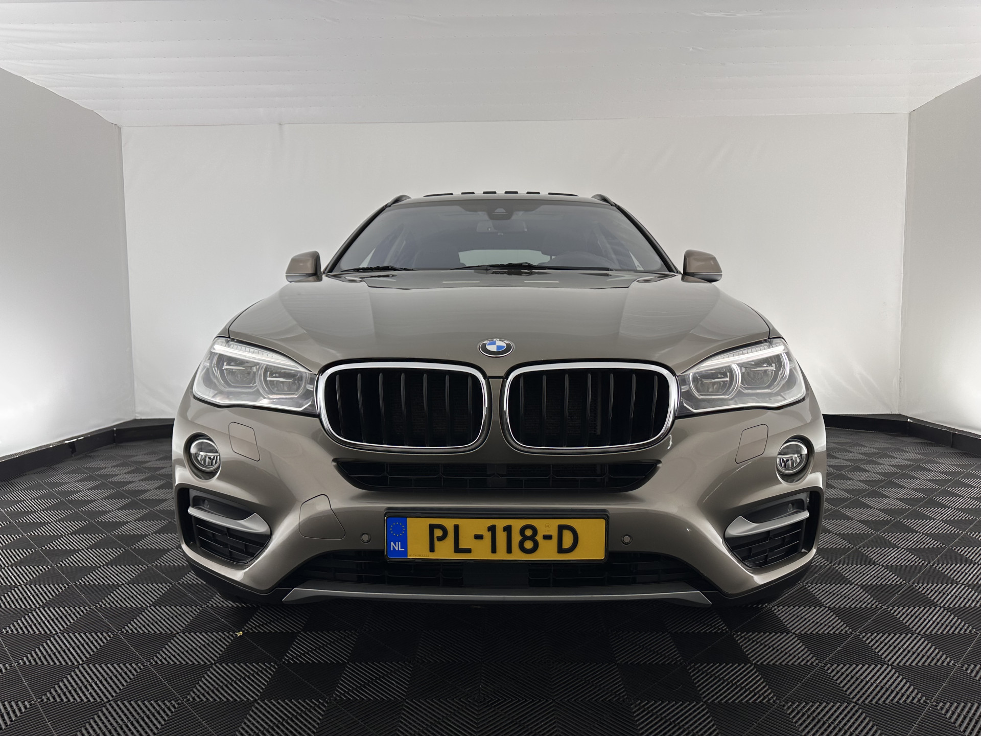 BMW X6 xDrive30d High Executive (INCL-BTW) Aut. *PANO | LEATHER | FULL-LED | HARMAN/KARDON | BLINDSPOT | MEMORY-PACK | DIGI-COCKPIT | HEATED-COMFORTSEATS | NAVI-FULLMAP | PRIVACYGLASS | HEAD-UP | ADAPTIVE-CRUISE | 19"ALU*
