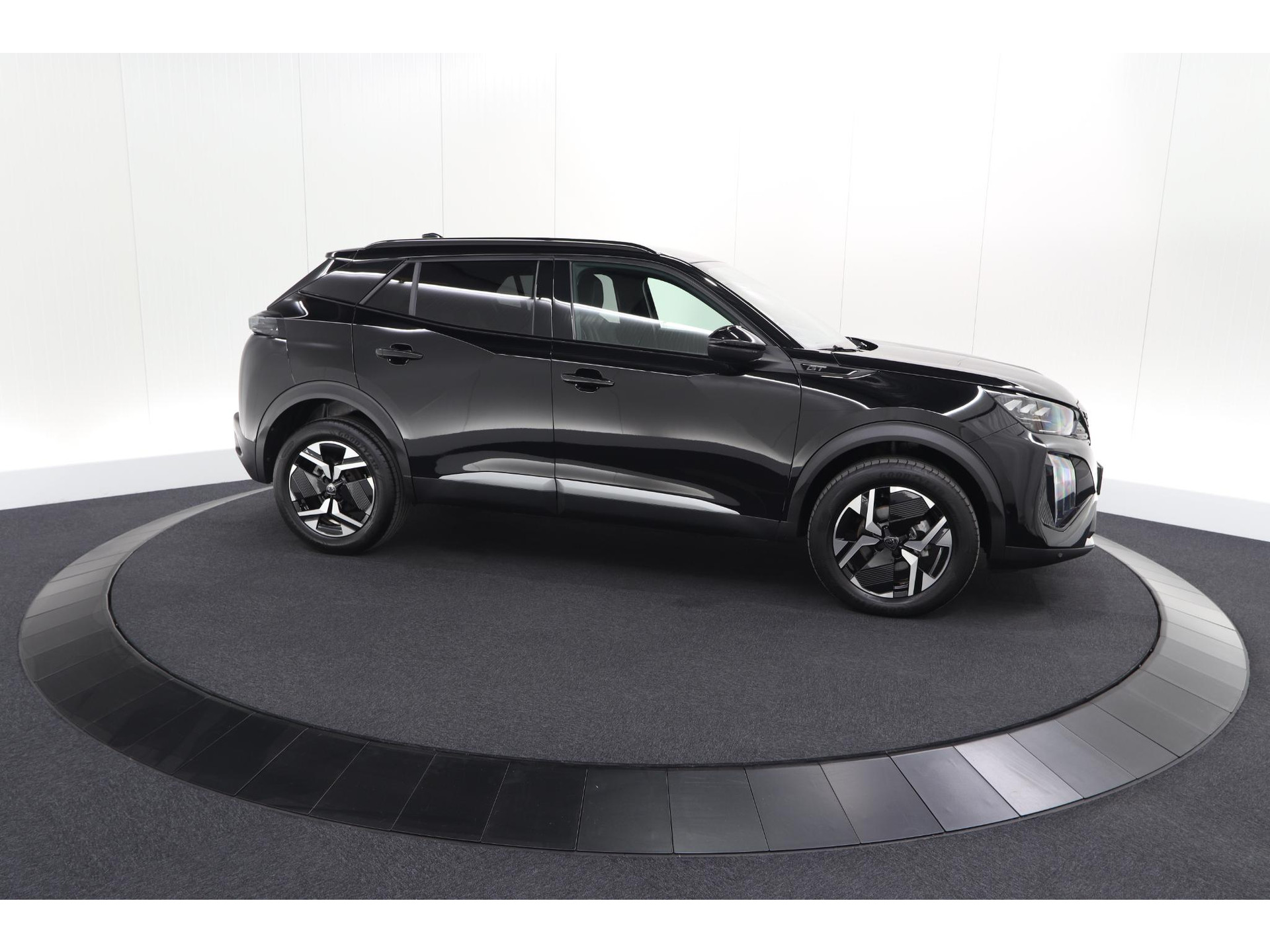 Peugeot 2008 PureTech 130 EAT8 GT | Camera | Apple Carplay | Parkeersensoren | 17 Inch Lichtmetalen Velgen