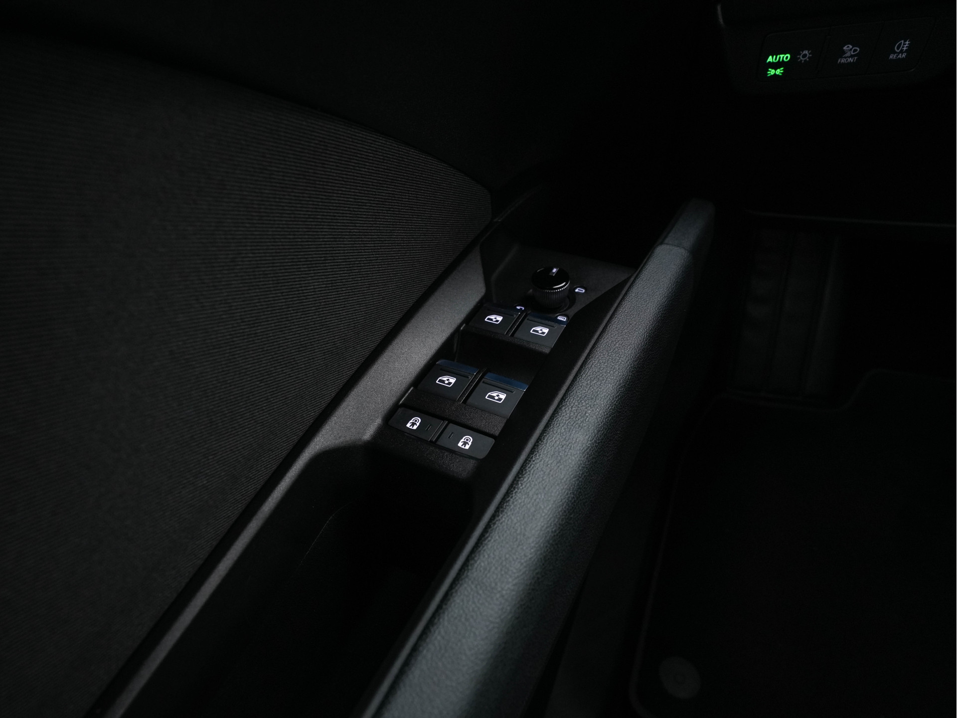 Audi Q4 e-tron 40 Launch edition Advanced Plus 77 kWh (3-Fase-11 kW) {SOH-93%} (INCL-BTW) *HEATPUMP | ADAPT-CRUISE | MATRIX-LED | NAVI-FULLMAP | KEYLESS | CAMERA | DIGI-COCKPIT | DAB | AMBIENT-LIGHT | HEATED-SPORTSEATS | SHIFT-PADDLES | PRIVACY-GLASS | 19