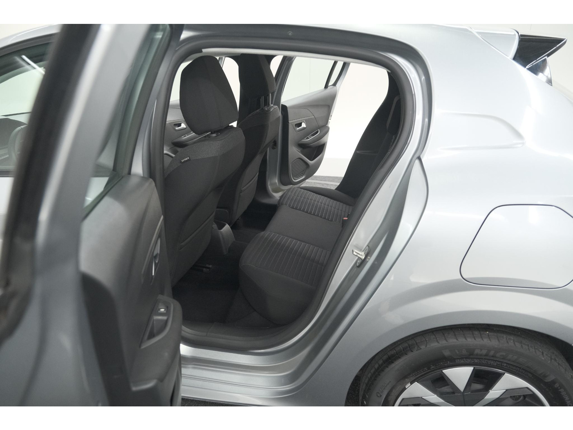 Peugeot 208 PureTech 100 Active | Parkeersensoren | Navigatie | Apple Carplay