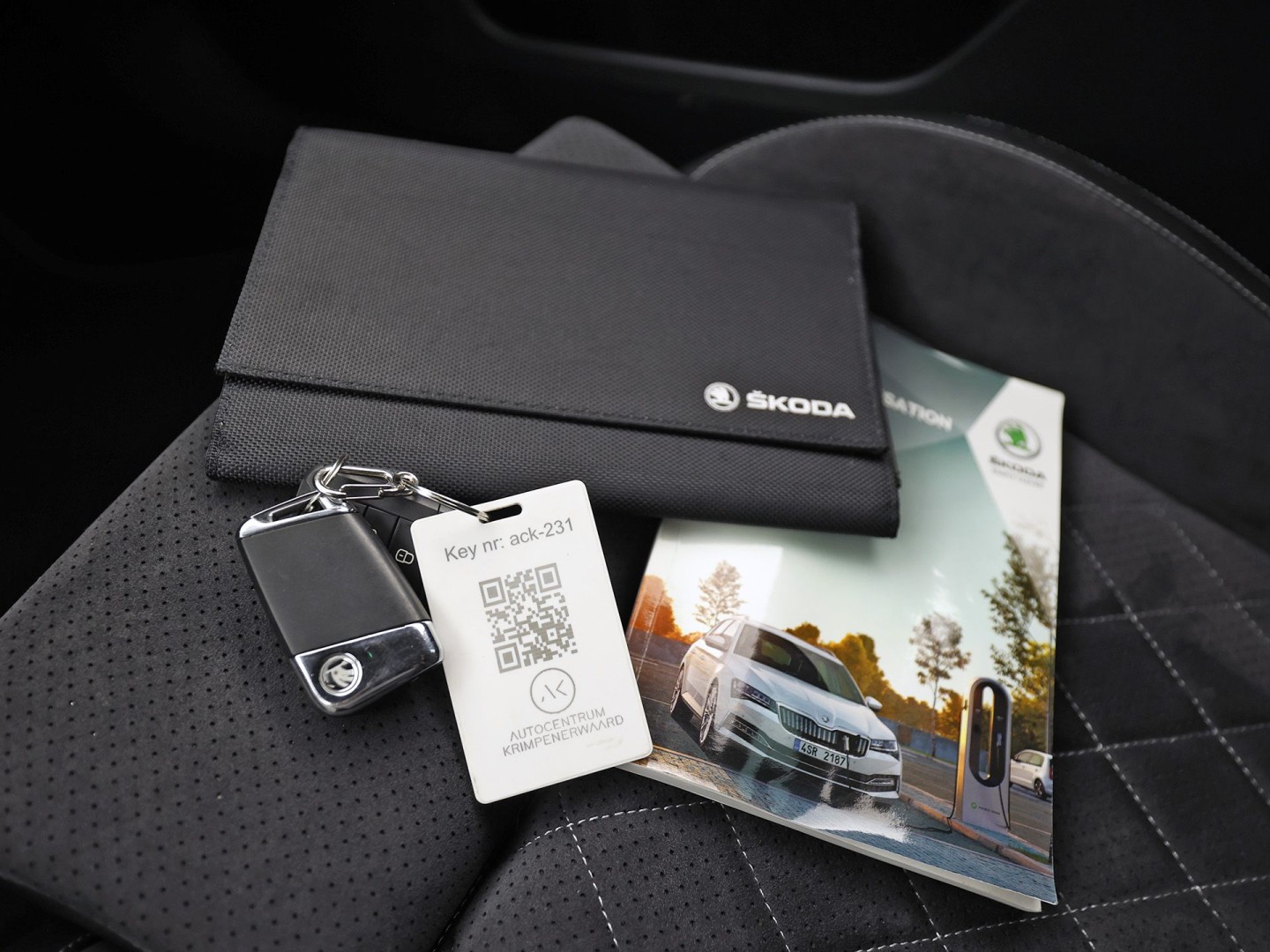 ŠKODA Superb Combi 1.4 TSI iV Sportline 218Pk Automaat (VIRTUAL COCKPIT, SOH 90,5%, APPLE CARPLAY, MEMORY SEATS, STOELVERWARMING ACHTER, GETINT GLAS, ADAPTIVE CRUISE, SFEERVERLICHTING, NIEUWE APK, NIEUWSTAAT)