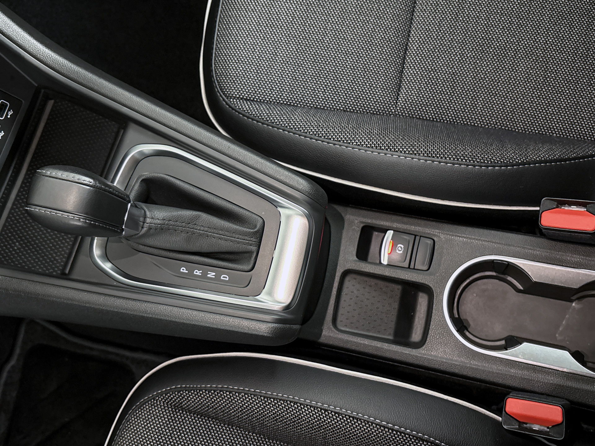 Renault Captur 1.3 TCe 140PK Zen | DEALER ONDERHOUDEN | CLIMAT CONTROL | CARPLAY | PARK. SENSOREN | LM VELGEN