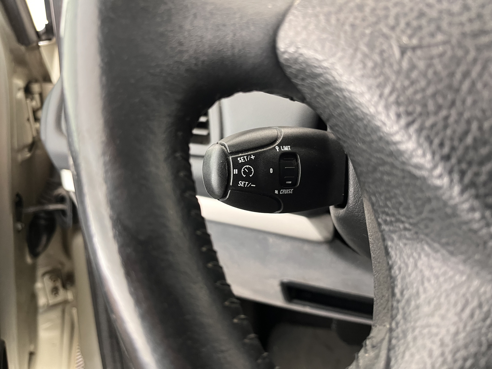 Peugeot 807 2.0 HDiF ST [ 7-Pers. ] Aut. *NAVI-FULLMAP | XENON | VELOURS-COMFORT-SEATS | HEATED-SEATS | ECC | PDC | CRUISE | TOWBAR | 16''ALU*