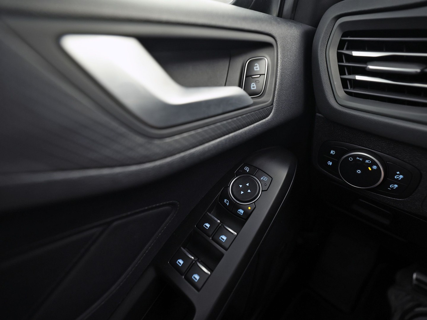 Ford Focus 1.0 EcoBoost ST Line 125Pk (PANORAMADAK, APPLE CARPLAY, GROOT NAVI, STUUR/STOELVERWARMING, BANG&OLUFSEN, TREKHAAK, SPORTSTOELEN, GETINT GLAS, ADAPTIVE CRUISE, LED KOPLAMPEN, NIEUWSTAAT)