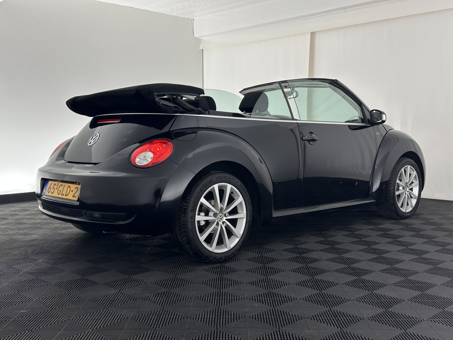 Volkswagen New Beetle Cabriolet 1.6 Highline *AIRCO | CRUISE | COMFORTSEATS | RADIO-CD/MP3 | 17''ALU*