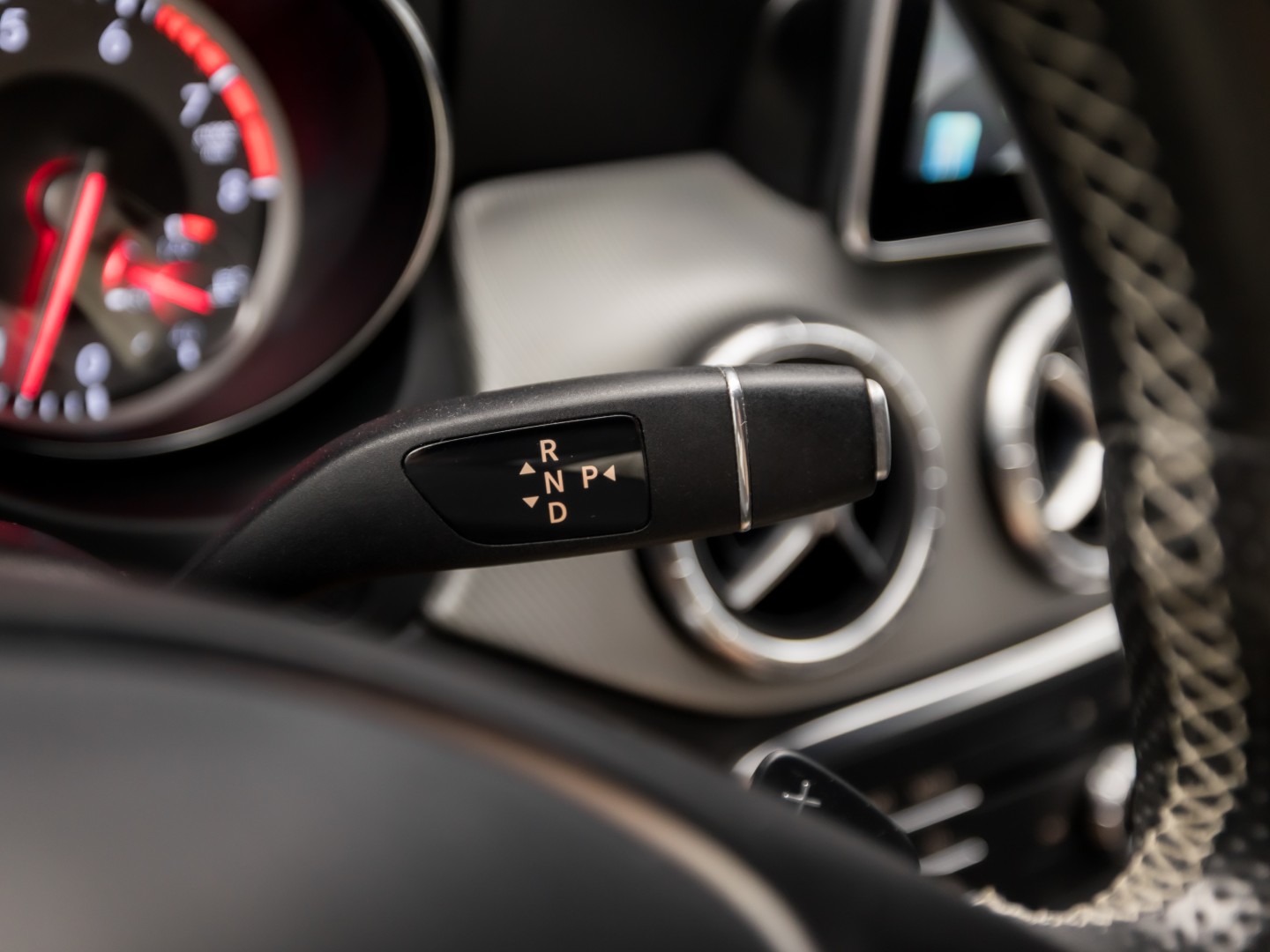Mercedes-Benz CLA-Klasse 180 AMG Sport Automaat (GROOT NAVI, LEDER, ZWART HEMEL, STOELVERWARMING, SPORTSTOELEN, GETINT GLAS, CRUISE, NIEUWE APK, NIEUWSTAAT)