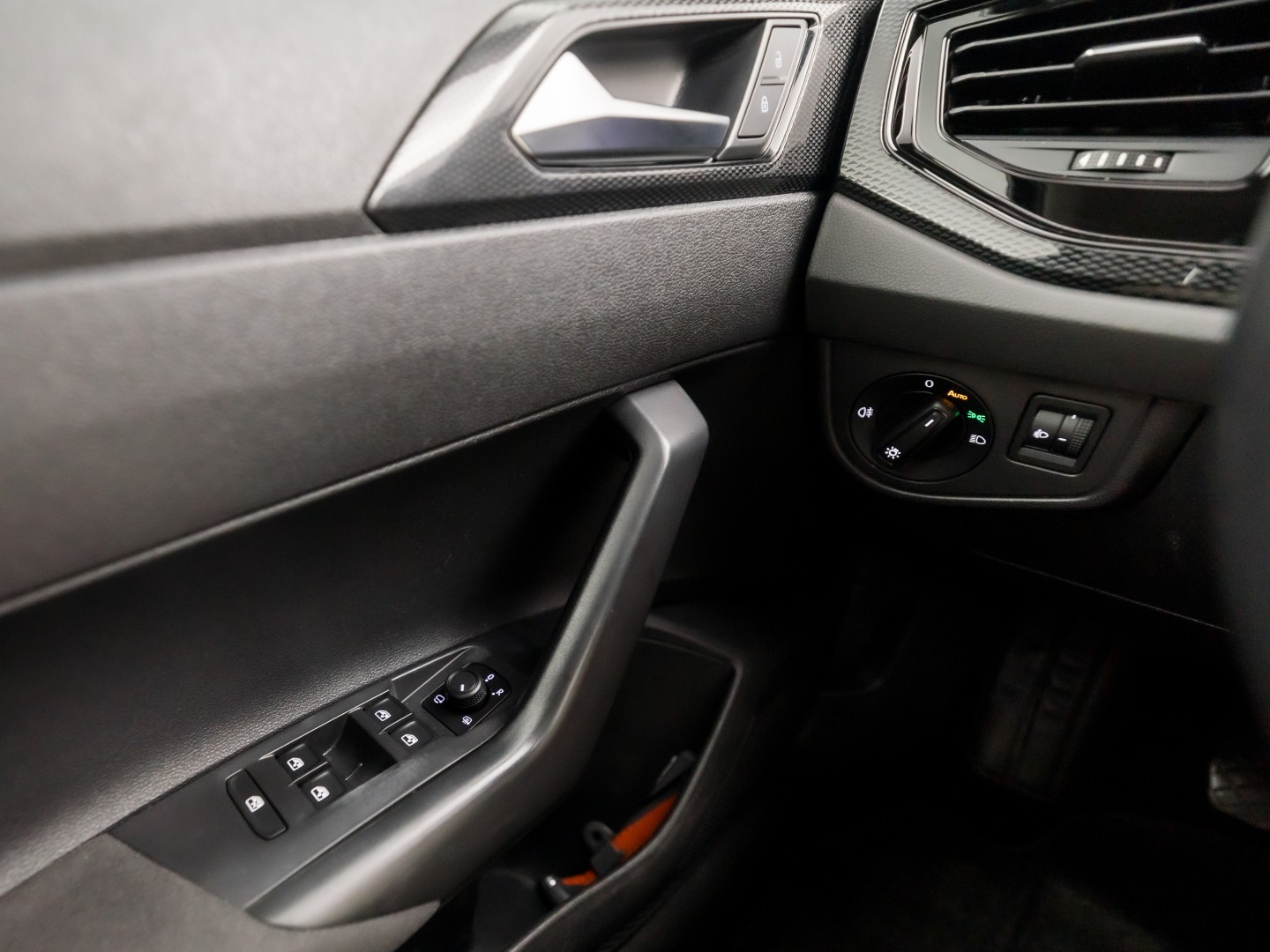 Volkswagen Polo 1.0 TSI Sport (VIRTUAL COCKPIT, 1e EIGENAAR, APPLE CARPLAY, GROOT NAVI, CLIMATE, STOELVERWARMING, SPORTSTOELEN, GETINT GLAS, LM VELGEN, CRUISE, PARKEERSENSOREN, NIEUWSTAAT)