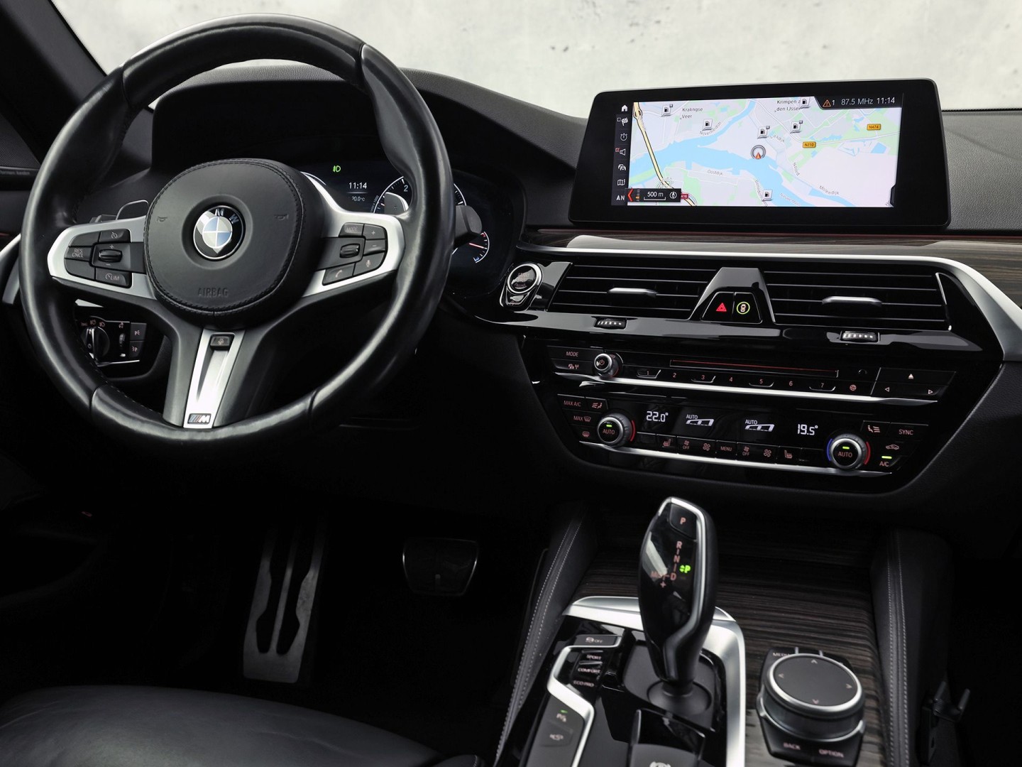 BMW 5-serie 520i M Sport High Executive 184Pk Automaat (GROOT NAVI, M PAKKET, 360 CAMERA, MEMORY SEATS, HARMAN/KARDON, STUUR/STOELVERWARMING, LUXE LEDER, HEAD-UP DISPLAY, GETINT GLAS, NIEUWSTAAT)