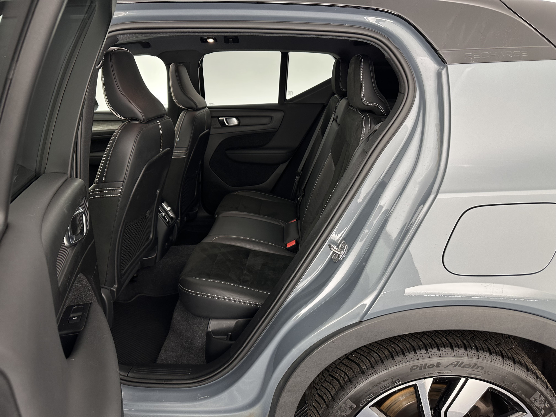 Volvo XC40 Recharge P8 AWD R-Design [ 3-Fase-11kW ] {SOH-90%} (INCL-BTW) Aut. *PANO | LEATHER-ALCANTARA | ADAPTIVE-CRUISE | DIGI-COCKPIT | FULL-LED | HARMAN/KARDON | TOPVIEW | NAVI-FULLMAP | ECC | PDC | KEYLESS | HEATED-SPORTSEATS | TOWBAR | 20''ALU*