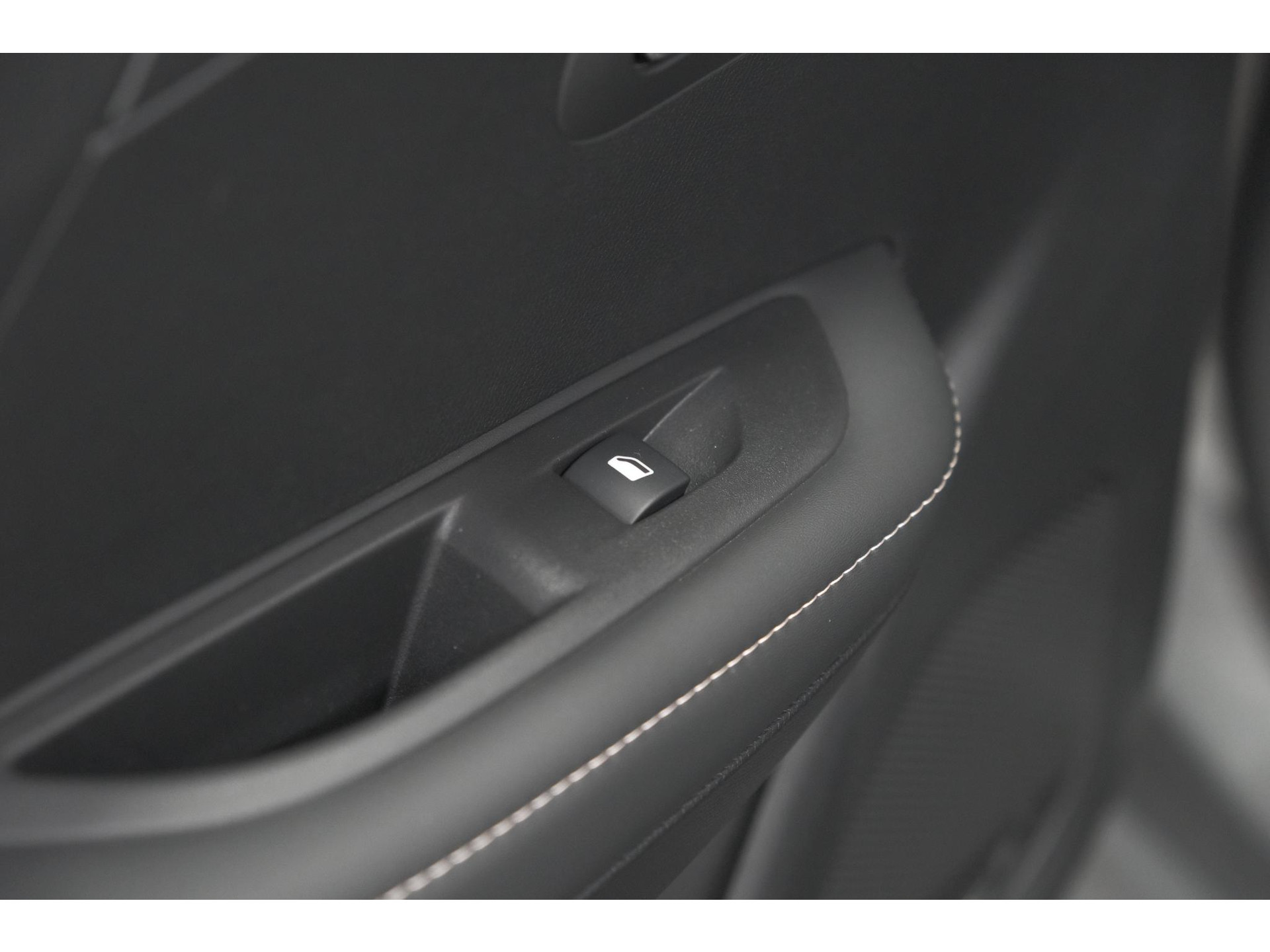 Peugeot 208 Hybrid 100 e-DCS6 Allure | Camera | Apple Carplay | Keyless Entry | Parkeersensoren