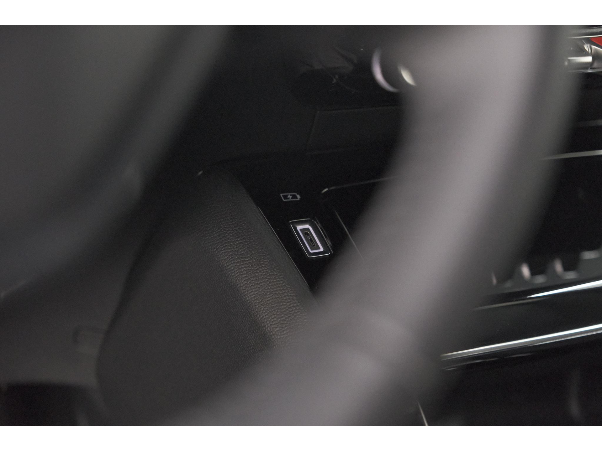 Peugeot e-2008 EV Allure Avantage 54 kWh | SOH 97,7% | 11 KW Lader | Apple Carplay | Parkeersensoren