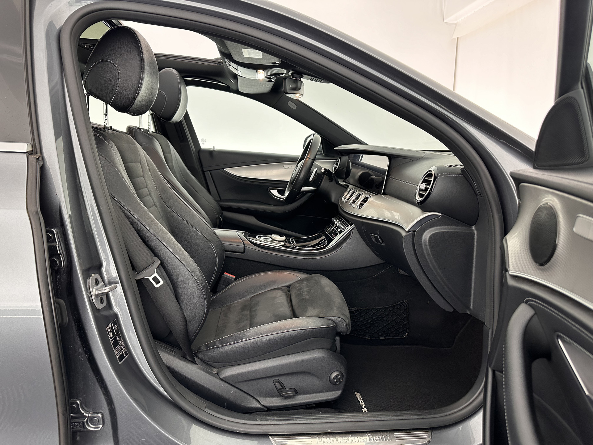 Mercedes-Benz E-klasse 220 d AMG-Line (INCL-BTW ) Aut. *PANO | FULL-LED | LEATHER-MICROFIBRE | WIDE-SCREEN-DIGI-COCKPIT | NAVI-FULLMAP | AMBIENT-LIGHT | HEATED-SPORTSEATS | ECC | SHIFT-PADLLES | PDC | CRUISE | 19"ALU*