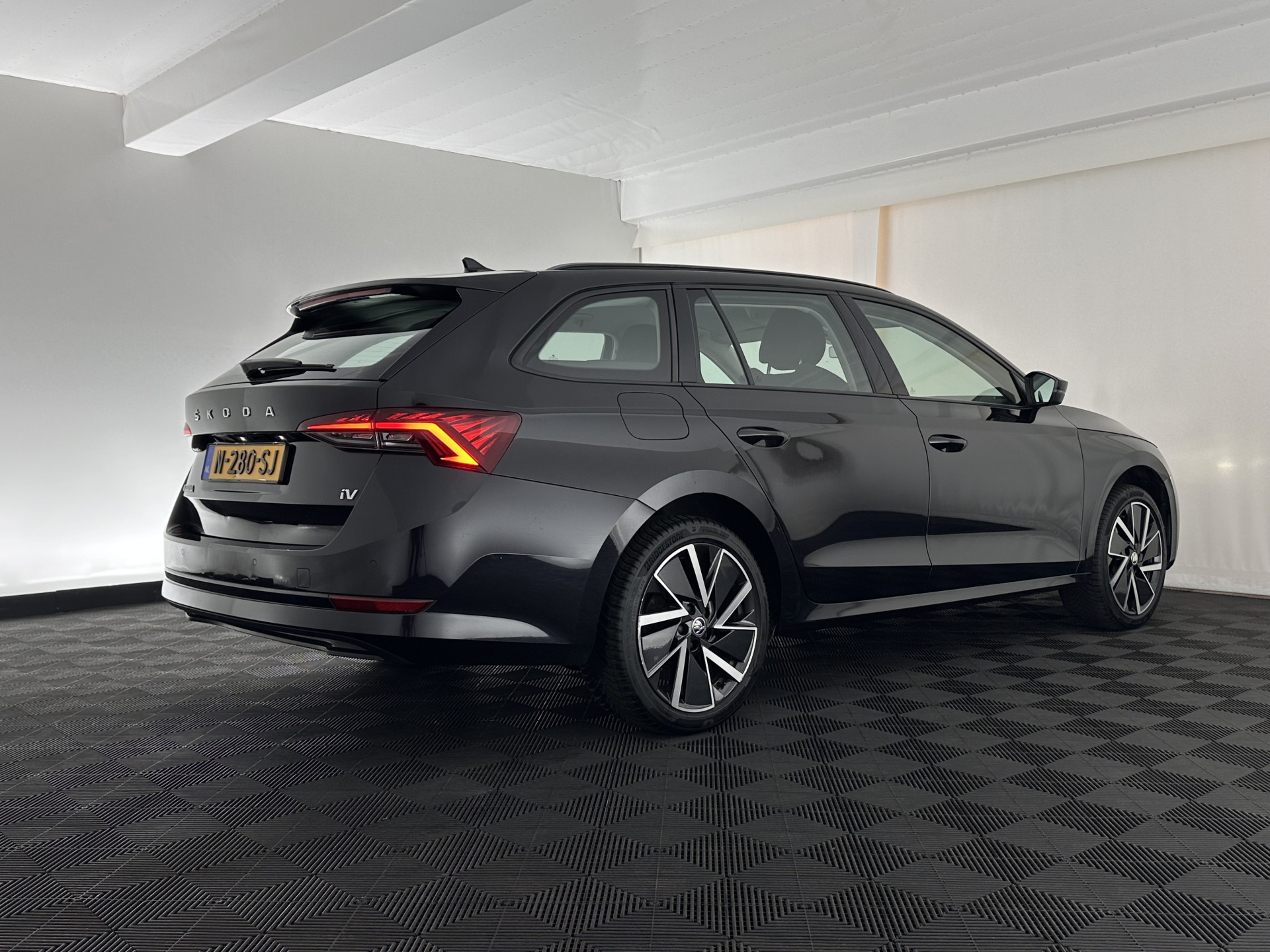 ŠKODA Octavia Combi 1.4 TSI iV PHEV Business Edition (Plug-in) (INCL-BTW) *FULL-LED | DIGI-COCKPIT | COMFORTSEATS | NAVI-FULLMAP | PRIVACY-GLASS | DAB | SHIFTPADDLES | ECC | PDC | CRUISE | TOWBAR | 18''ALU*