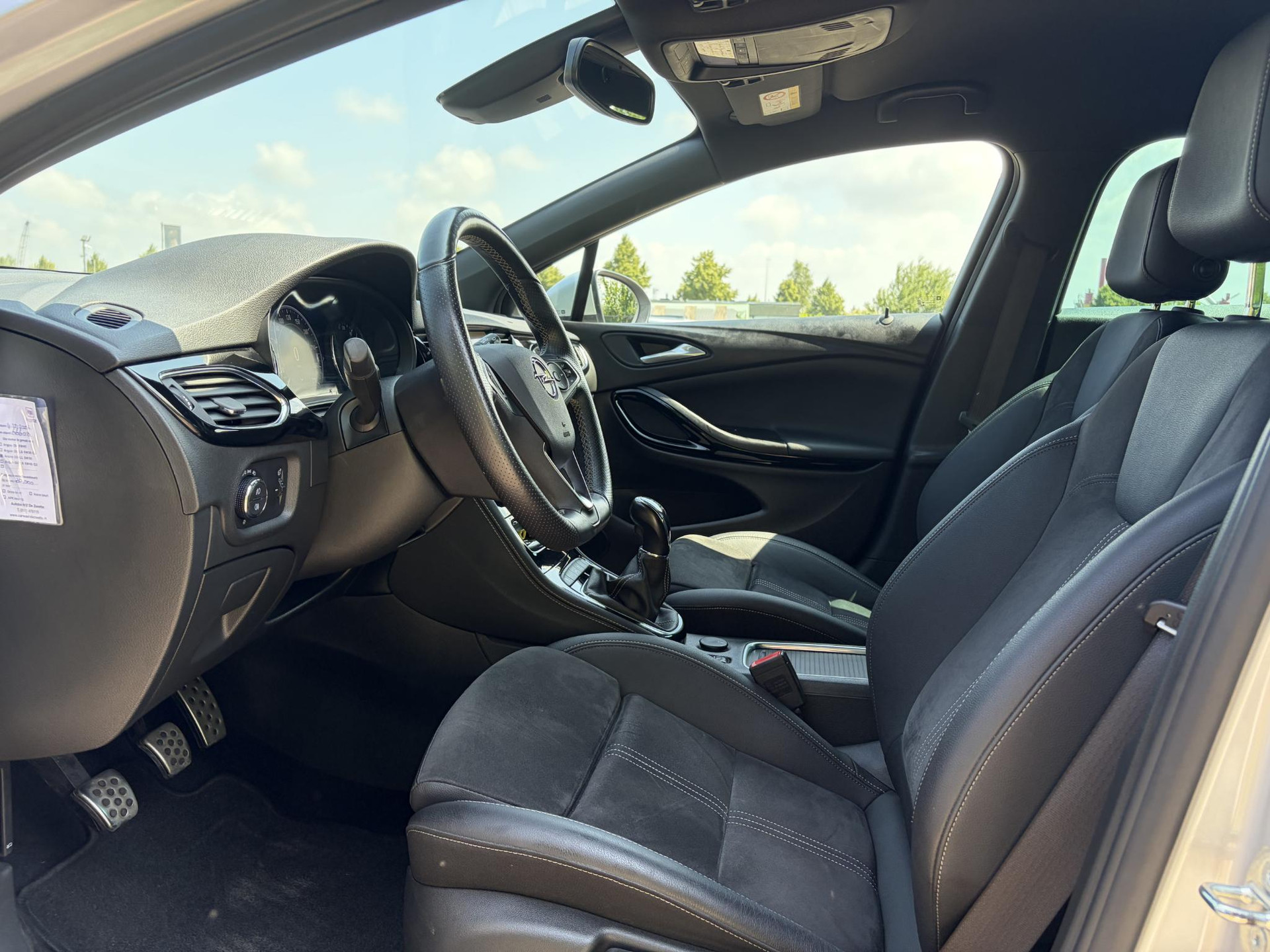 Opel Astra Sports Tourer 1.2 Ultimate 146pk,Afn Trekhaak,Camera,Keyless,Carplay,6 Bak,Stoelverw,Lm velgen,Alcantara-Leder,Dealer Onderhouden,Clima,Cruise,Dodehoek,Rijstrooksensor,N.A.P,Pdc V+A,Apk tot 07-2028