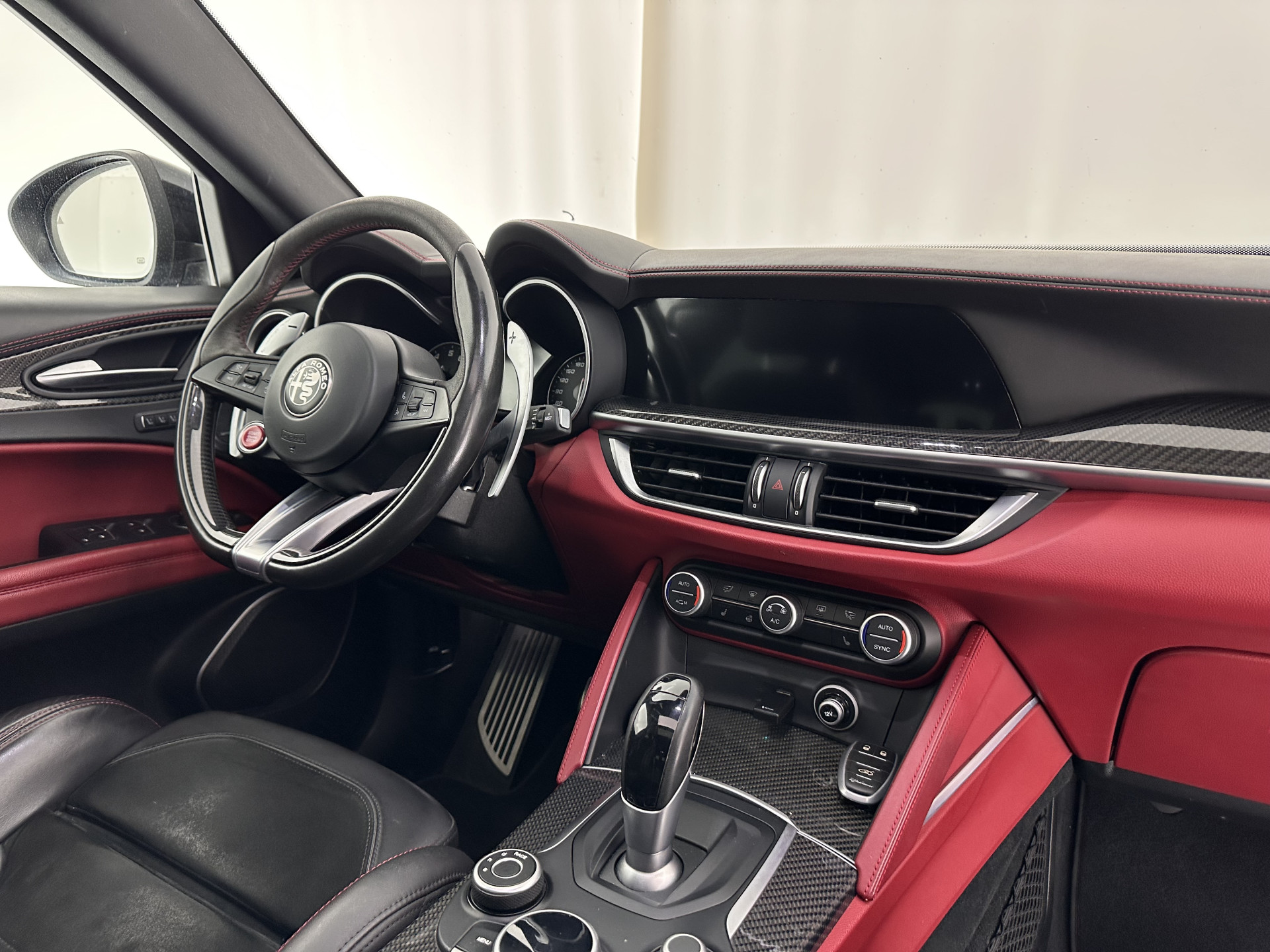 Alfa Romeo Stelvio 2.9 V6 AWD Quadrifoglio (INCL-BTW) Aut. *PANO | LEATHER-ALCANTARA | XENON | ADAPTIVE-CRUISE | BLIND-SPOT | HARMAN/KARDON | MEMORY-PACK | HEATED-SPORTSEATS | DAB+ | KEYLESS | CARPLAY | NAVI-FULLMAP | CARBON-INLAY |..