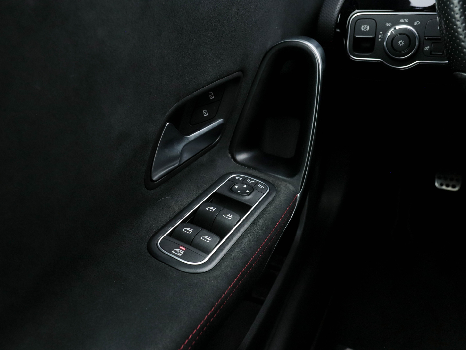 Mercedes-Benz A-klasse 160 Business Solution (INCL-BTW) *WIDE-SCREEN-COCKPIT | FULL-LED | HEATED-SPORTSEATS | LEATHER-MICROFIBRE | NAVI-FULLMAP | CAMERA | ECC | PDC | CRUISE | CARPLAY | AMBIENT-LIGHT | PRIVACY-GLASS | 18"ALU*