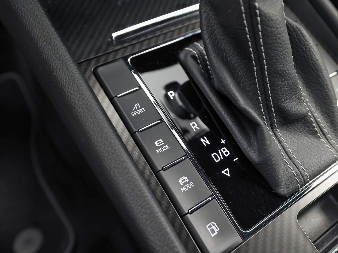 ŠKODA Superb Combi 1.4 TSI iV Sportline 218Pk Automaat (VIRTUAL COCKPIT, SOH 90,5%, APPLE CARPLAY, MEMORY SEATS, STOELVERWARMING ACHTER, GETINT GLAS, ADAPTIVE CRUISE, SFEERVERLICHTING, NIEUWE APK, NIEUWSTAAT)