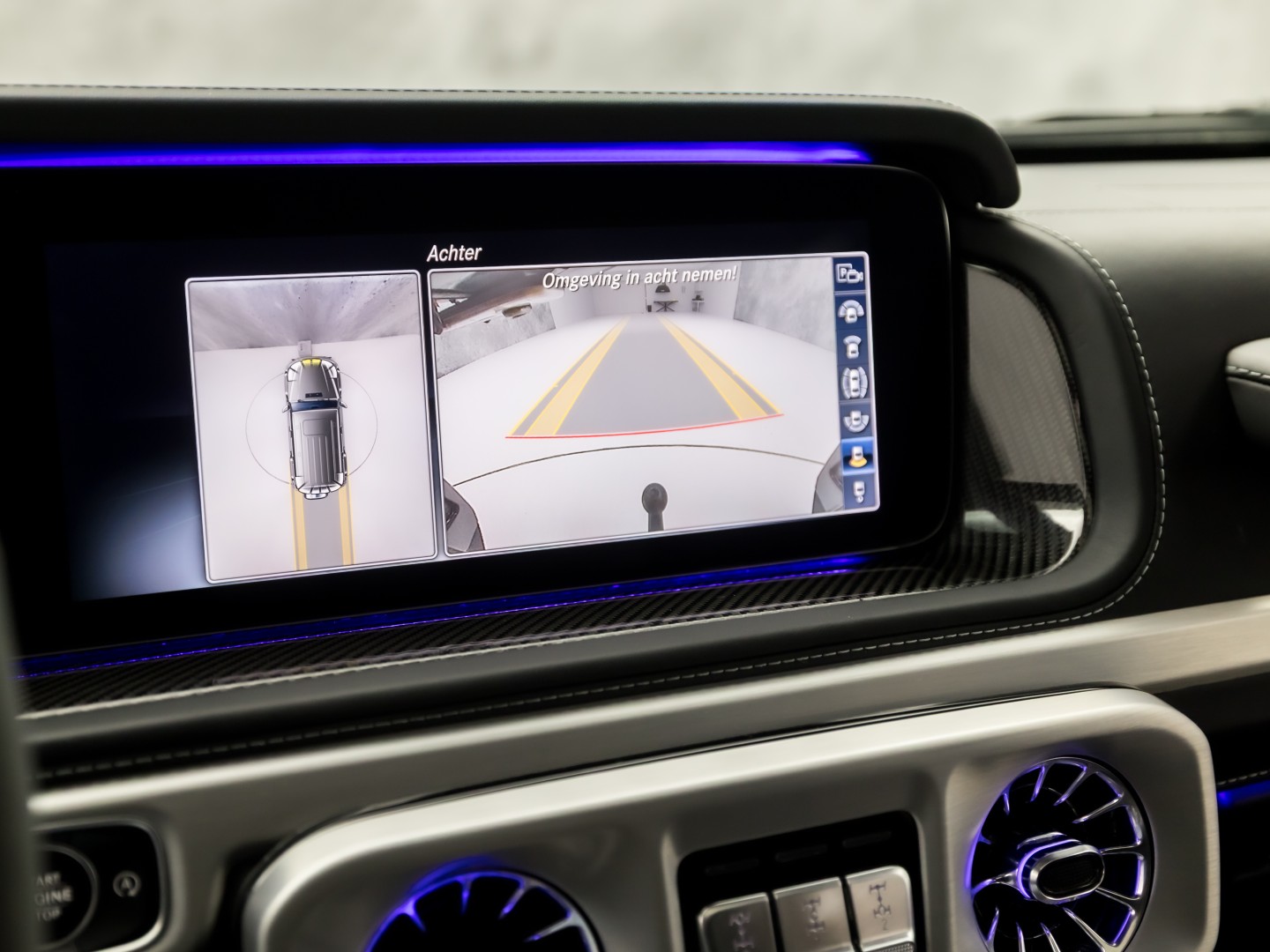 Mercedes-Benz G-Klasse 63 AMG 585Pk (SCHUIFDAK, CARBON PACK, ALCANTARA HEMEL, APPLE CARPLAY, BURMESTER, MASSAGE, STOELKOELING/VERWARMING, ADAPTIVE CRUISE, 360 CAMERA, SFEERVERLICHTING, TREKHAAK, NIEUWSTAAT)