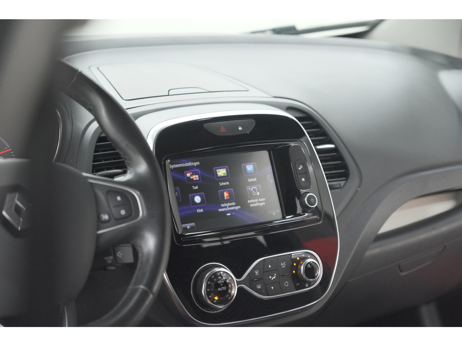 Renault Captur TCe 120 EDC Intens | Trekhaak | Camera | Navigatie | Parkeersensoren