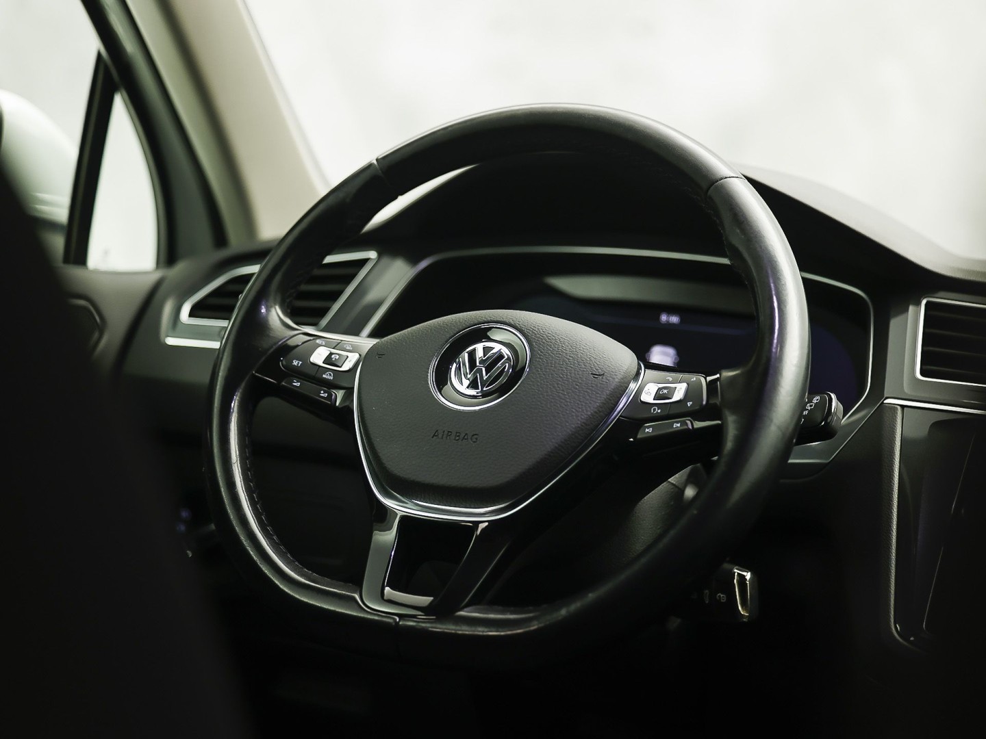 Volkswagen Tiguan 1.4 TSI 4Motion R-Line Sport 150Pk Automaat (VIRTUAL COCKPIT, APPLE CARPLAY, MODE KNOP, GROOT NAVI, ALCANTARA, STOELVERWARMING, SPORTSTOELEN, GETINT GLAS, ADAPTIVE CRUISE, NIEUWSTAAT)
