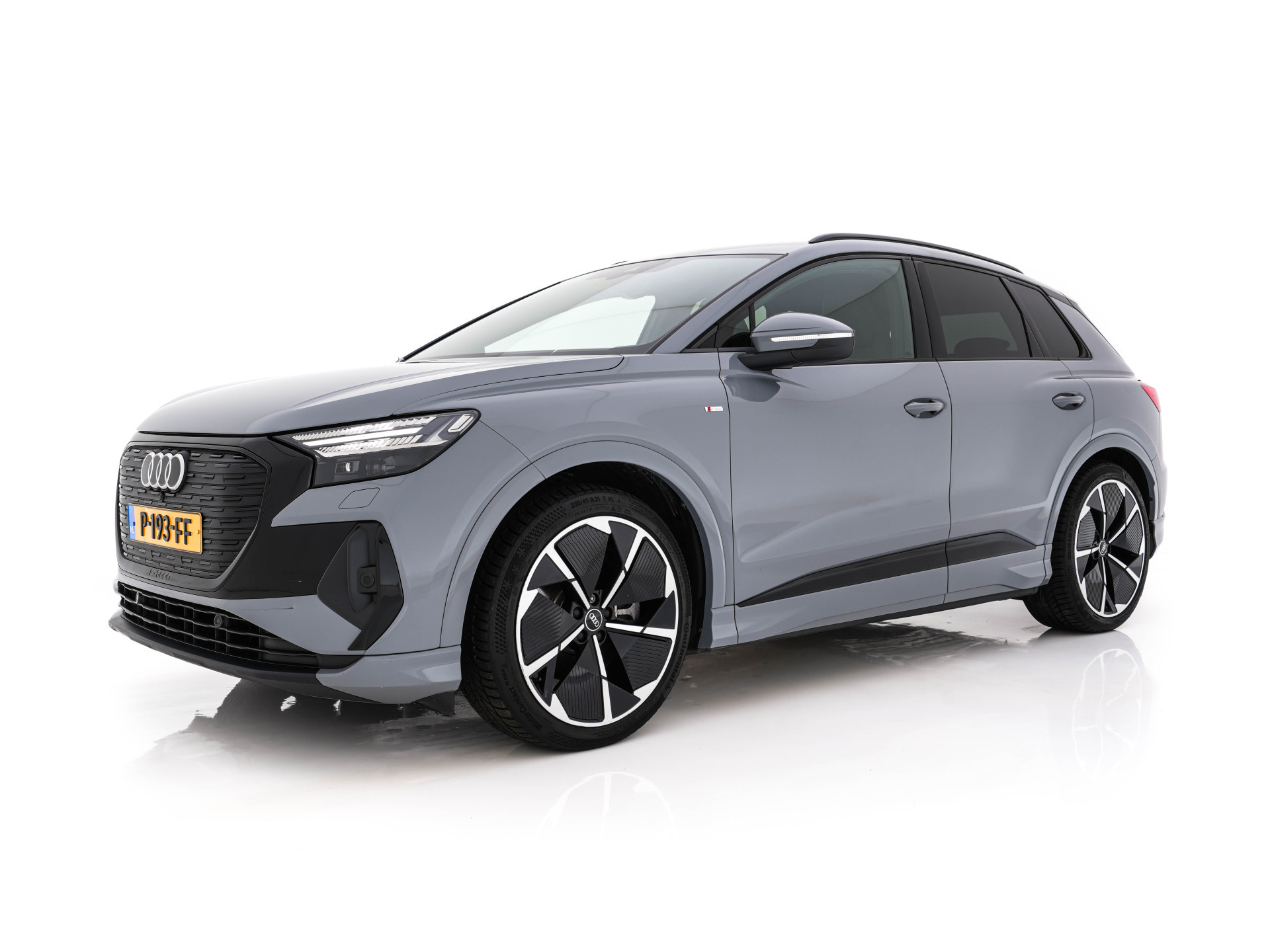 Audi Q4 e-tron 40 S-line Launch edition Competition 77 kWh [ 3-Fase-11kW ] {SOH-93%} (INCL-BTW) *HEATPUMP | LEATHER-FABRIC | SONOS-AUDIO | MATRIX-LED | ADAPTIVE-CRUISE | HEATED-SPORTSEATS | AMBIENTLIGHT | DIGI-COCKPIT | CAMERA | KEYLESS | DAB+ | NAVI-FULL