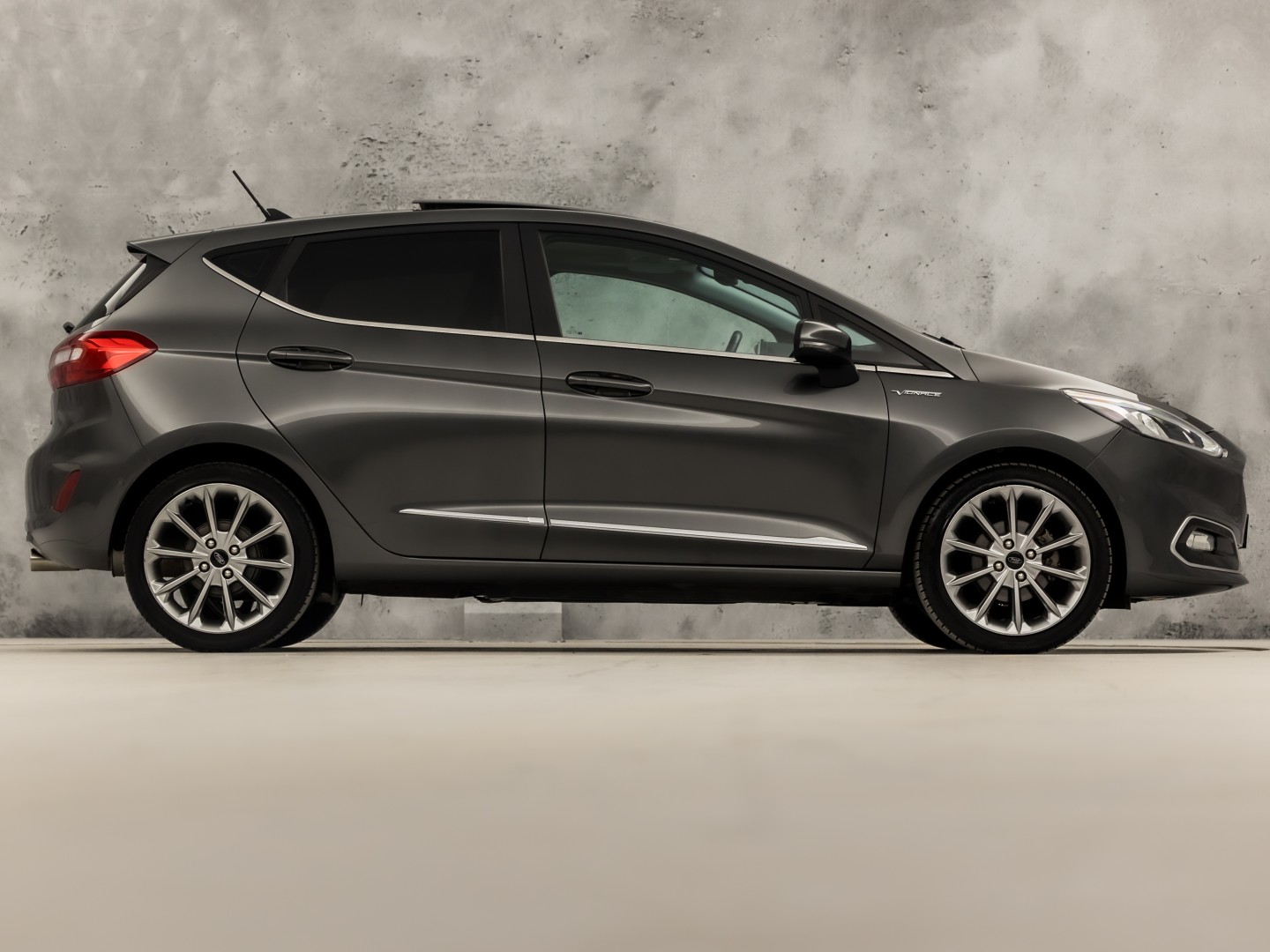 Ford Fiesta 1.0 EcoBoost Vignale (PANORAMADAK, APPLE CARPLAY, CAMERA, LEDER, STOELVERWARMING, SPORTSTOELEN, GETINT GLAS, KEYLESS, NIEUWSTAAT)
