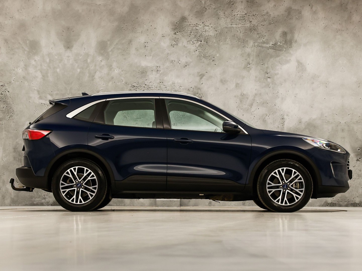 Ford Kuga 2.5 PHEV Titanium 225Pk Automaat (VIRTUAL COCKPIT, APPLE CARPLAY, GROOT NAVI, CAMERA, TREKHAAK, SPORTSTOELEN, KEYLESS, CRUISE, LANE ASSIST, NIEUWSTAAT)