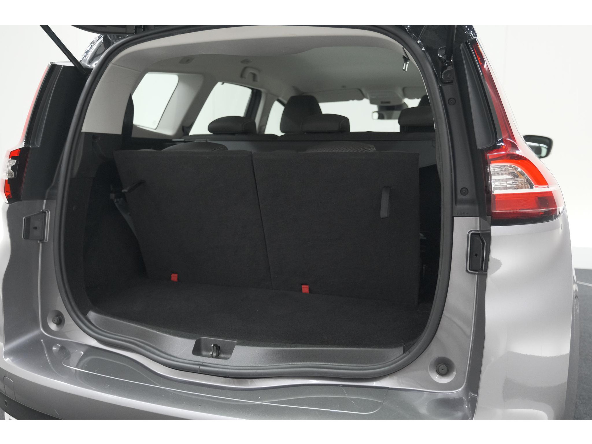 Renault Grand Scénic 1.3 Intens TCe 140 EDC | 7 Zitplaatsen | Apple Carplay | Camera | Parkeersensoren voor + achter