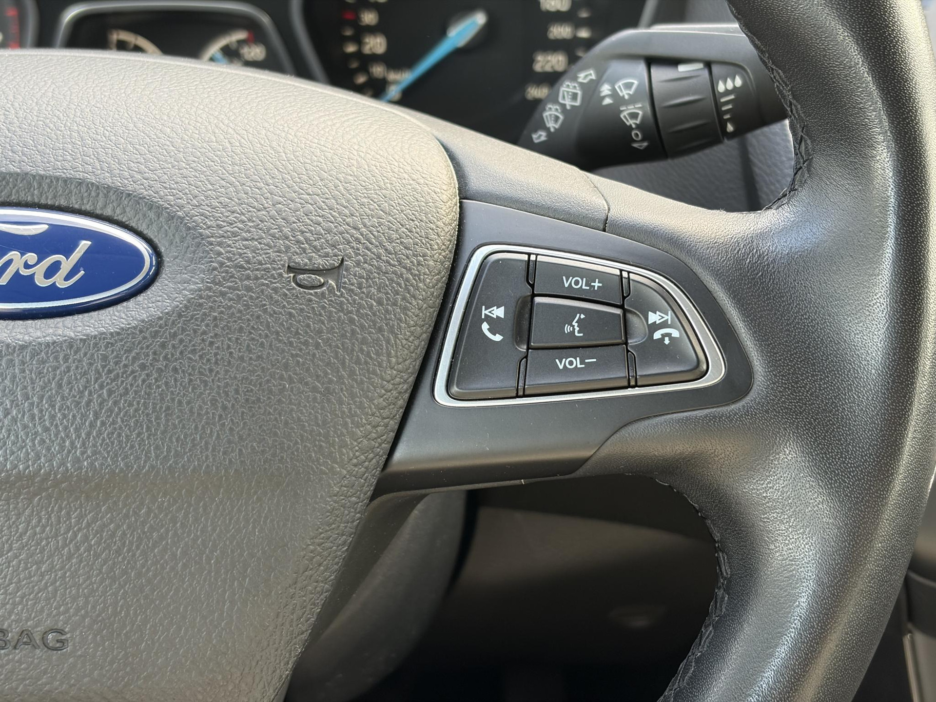Ford Focus 1.0 Titanium   ✓125pk✓2e Eigenaar✓Navi✓Trekhaak✓6 Bak✓Clima✓Cruise✓Pdc V+A✓Net Beurt gehad✓17''Lm velgen✓N.A.P✓N.A.P✓Apk tot 09-2027