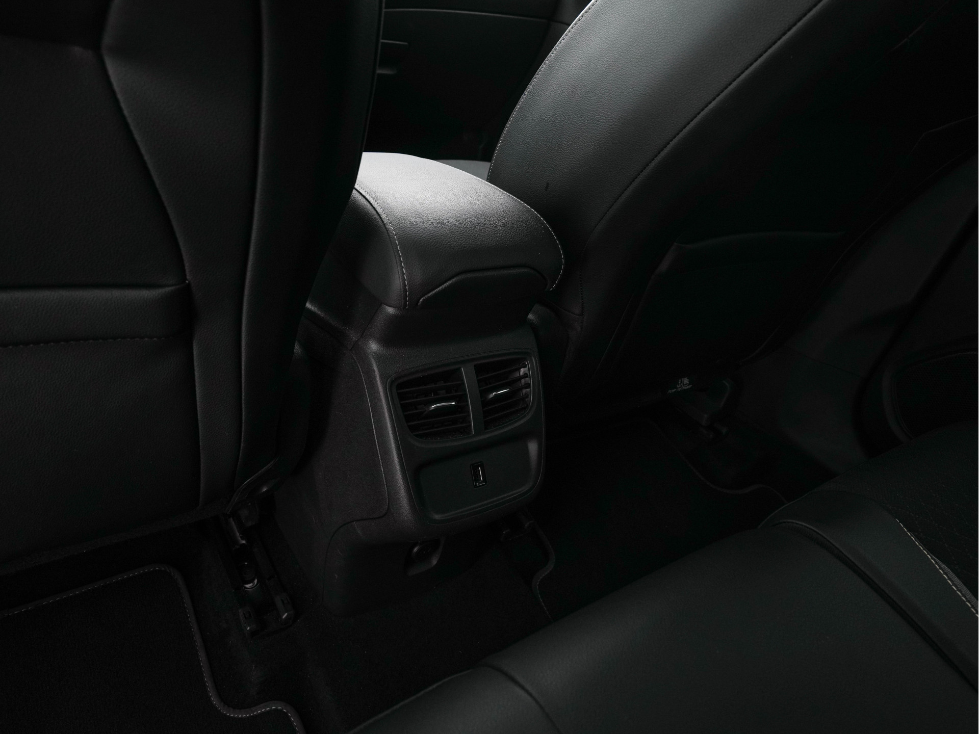 Opel Grandland X 1.2 Turbo Business Executive (INCL-BTW) Aut. *LEATHER-MICORFIBRE | FULL-LED | NAVI-FULLMAP | BLIND-SPOT | KEYLESS | CAMERA | SPORT-SEATS | DAB+ | LANE-ASSIST | PRIVACY-GLASS | TOWBAR | 17''ALU*