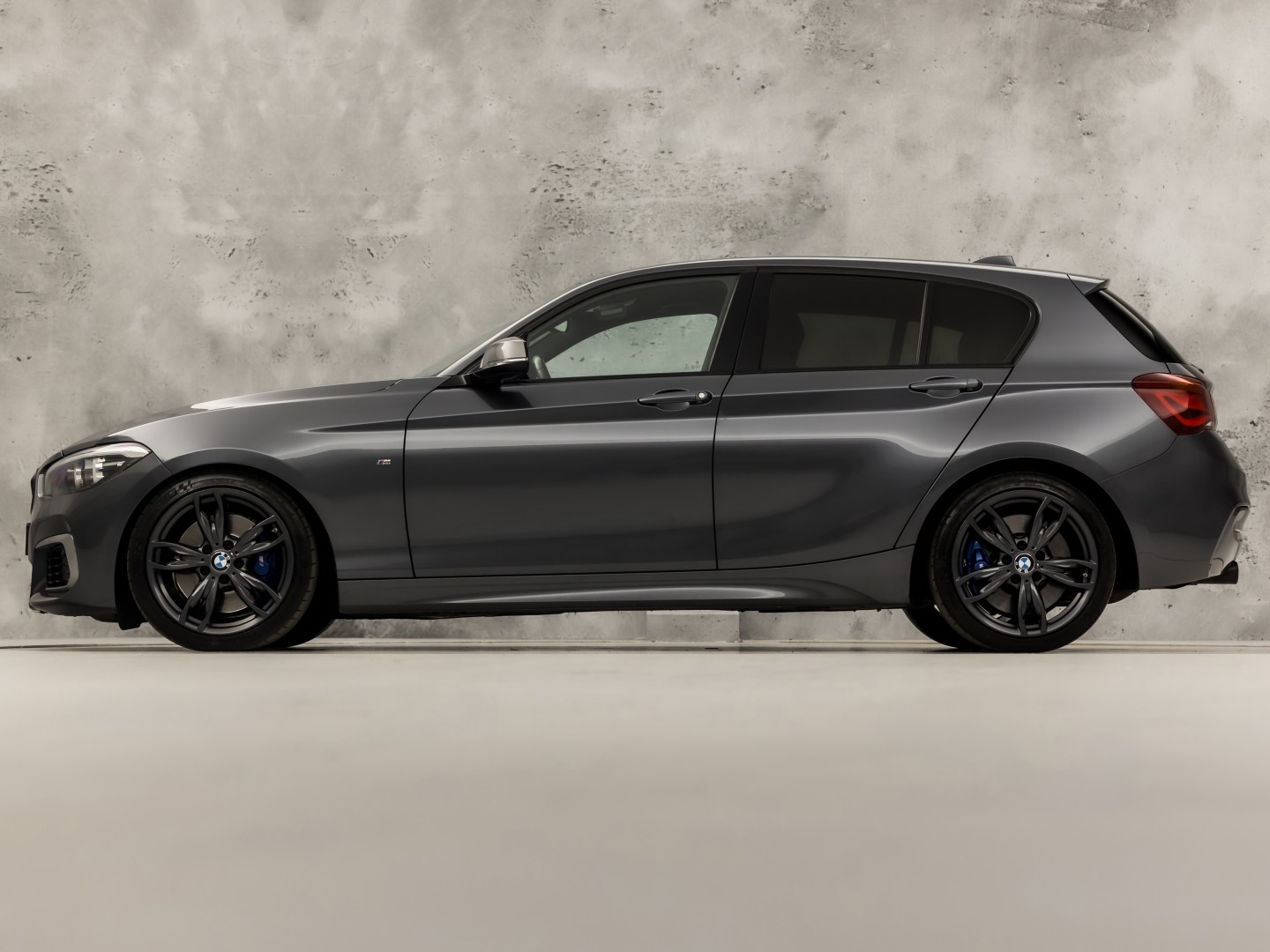 BMW M140i M Sport High Executive 340Pk Automaat (6 CILINDER, M PAKKET, HARMAN/KARDON, ALCANTARA, CAMERA, SPORTSTOELEN, M SPORTREMMEN, NAVIGATIE, STOELVERWARMING, GETINT GLAS, NIEUWSTAAT)