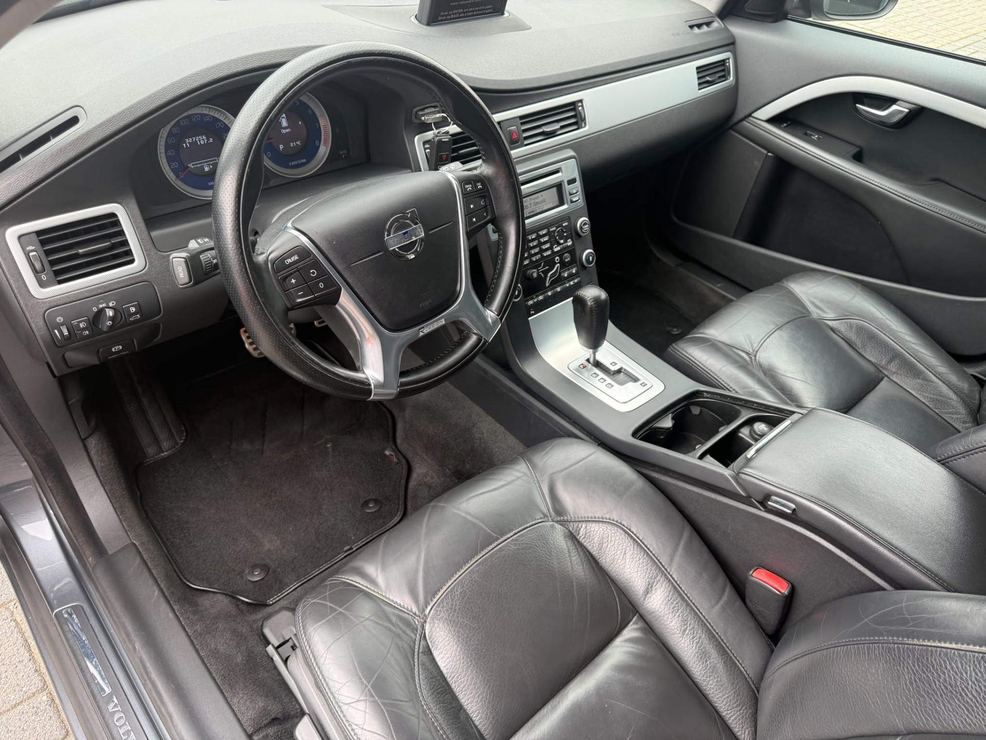 Volvo V70 2.0T R-Edition | 3E EIGENAAR | AUTOMAAT | LEDER | NAVI | XENON | CRUISE | TREKHAAK |