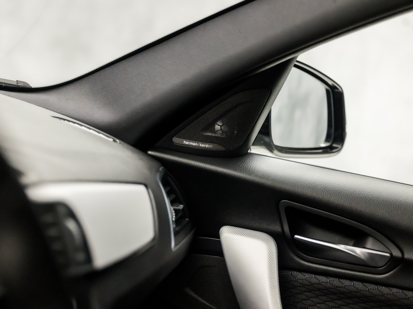 BMW M140i M Sport High Executive 340Pk Automaat (6 CILINDER, M PAKKET, HARMAN/KARDON, ALCANTARA, CAMERA, SPORTSTOELEN, M SPORTREMMEN, NAVIGATIE, STOELVERWARMING, GETINT GLAS, NIEUWSTAAT)