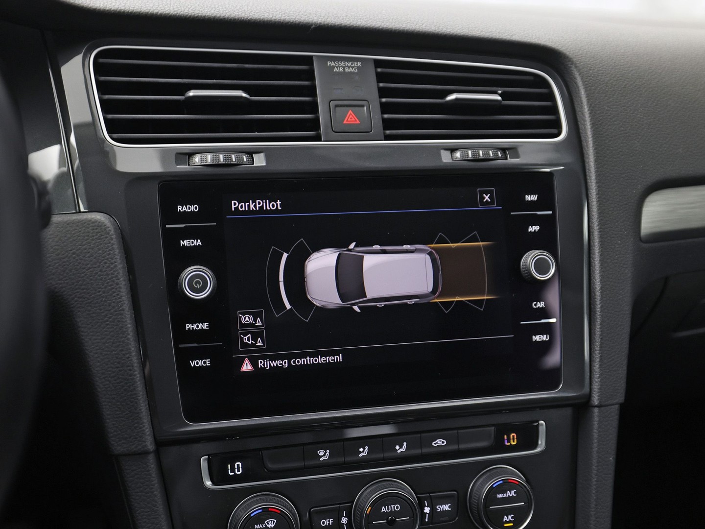 Volkswagen Golf 1.0 TSI Sportline (APPLE CARPLAY, NAP, GROOT NAVI, CLIMATE, PARKEERSENSOREN, SPORTSTOELEN, LM VELGEN, ADAPTIVE CRUISE, NIEUWSTAAT)