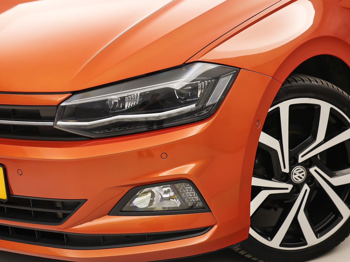 Volkswagen Polo 1.0 TSI Sport Automaat (VIRTUAL COCKPIT, ZWART HEMEL, GROOT NAVI, TREKHAAK, LEDER, SPORTSTOELEN, GETINT GLAS, LM VELGEN, ADAPTIVE CRUISE, NIEUWSTAAT)